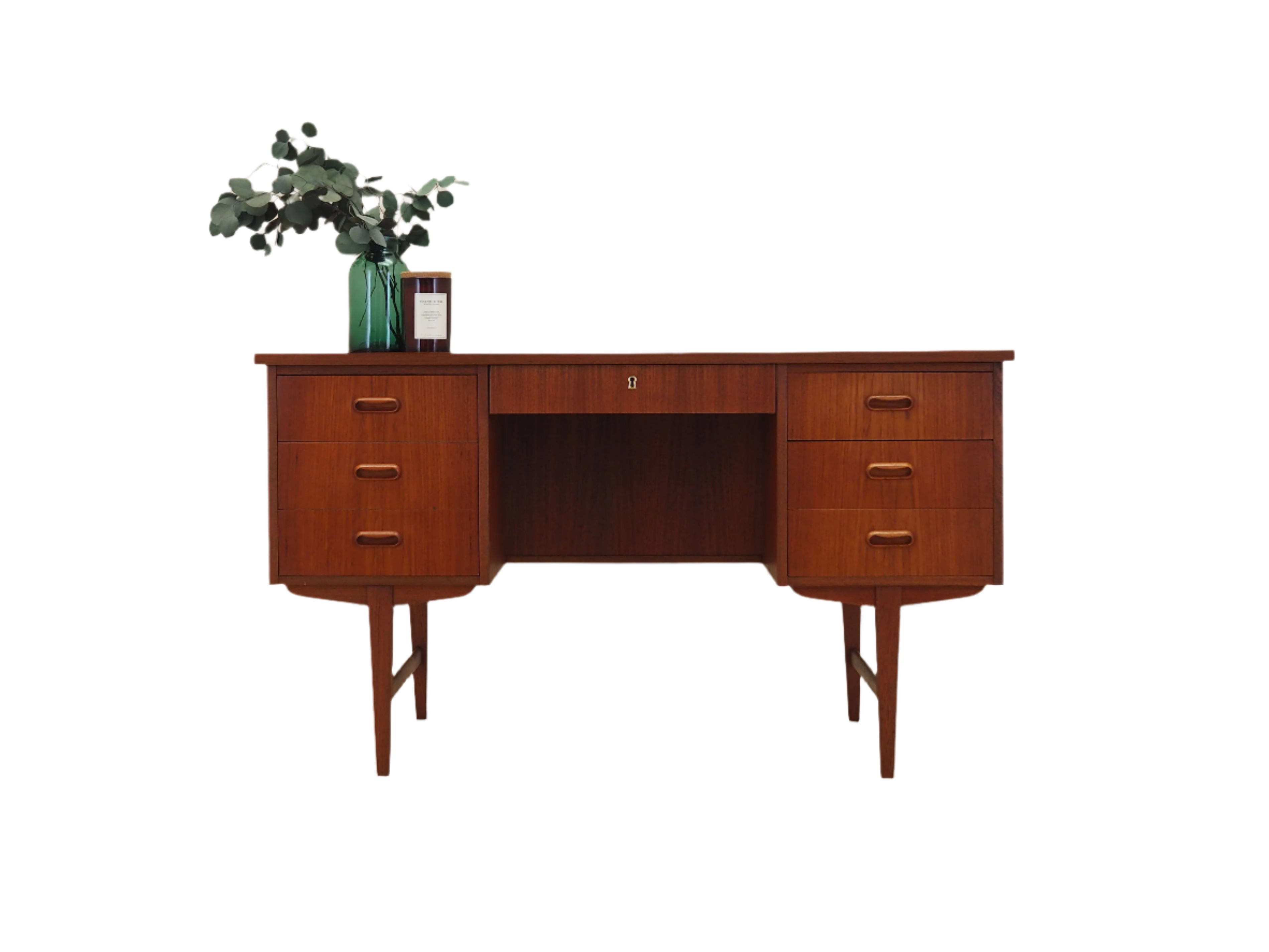 Teak_desk_in_Danish_design_from_1970s_production_Denmark
