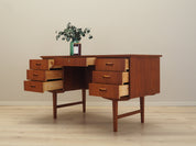 Teak_desk_in_Danish_design_from_1970s_production_Denmark