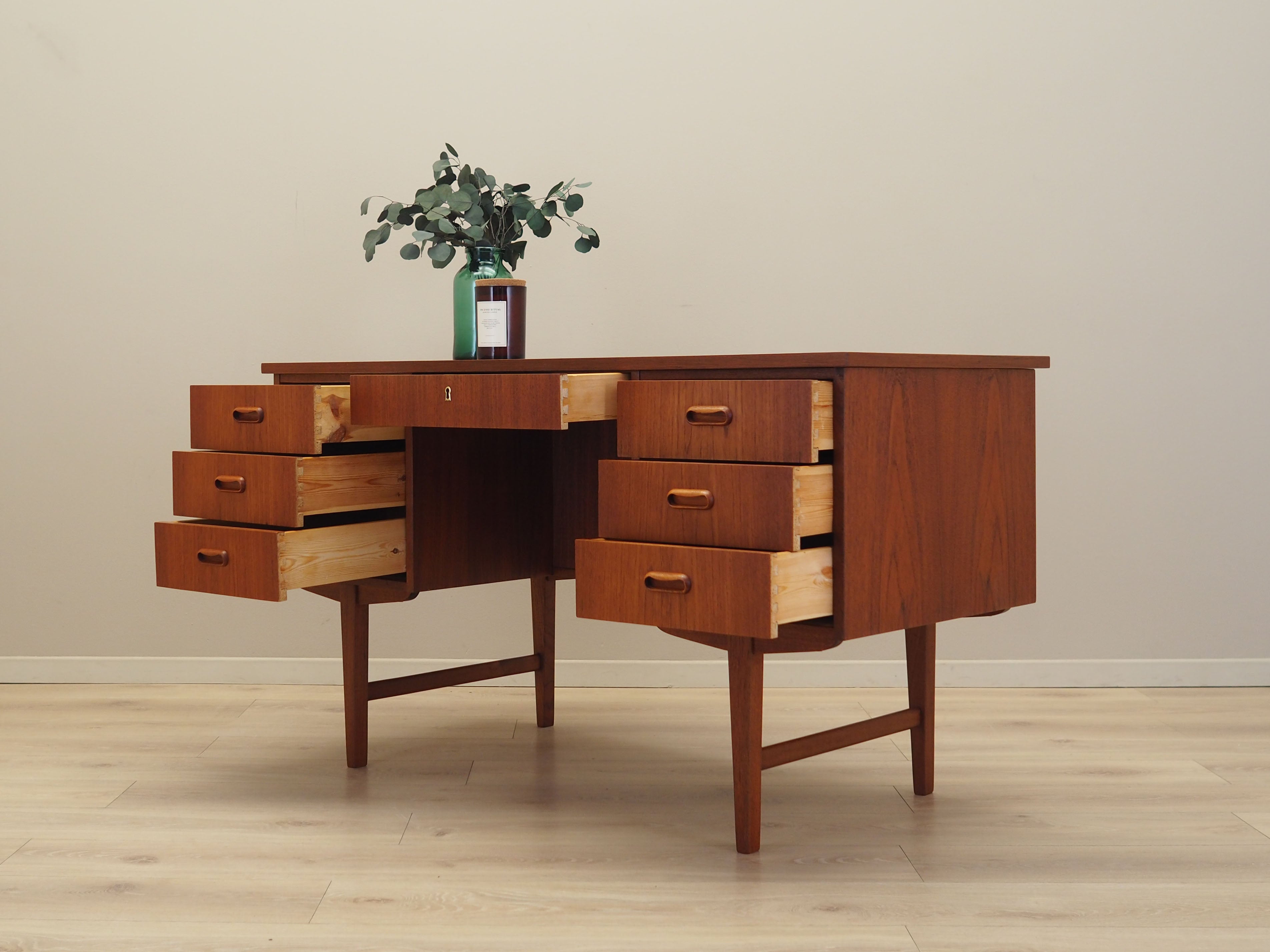 Teak_desk_in_Danish_design_from_1970s_production_Denmark