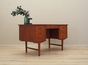 Teak_desk_in_Danish_design_from_1970s_production_Denmark