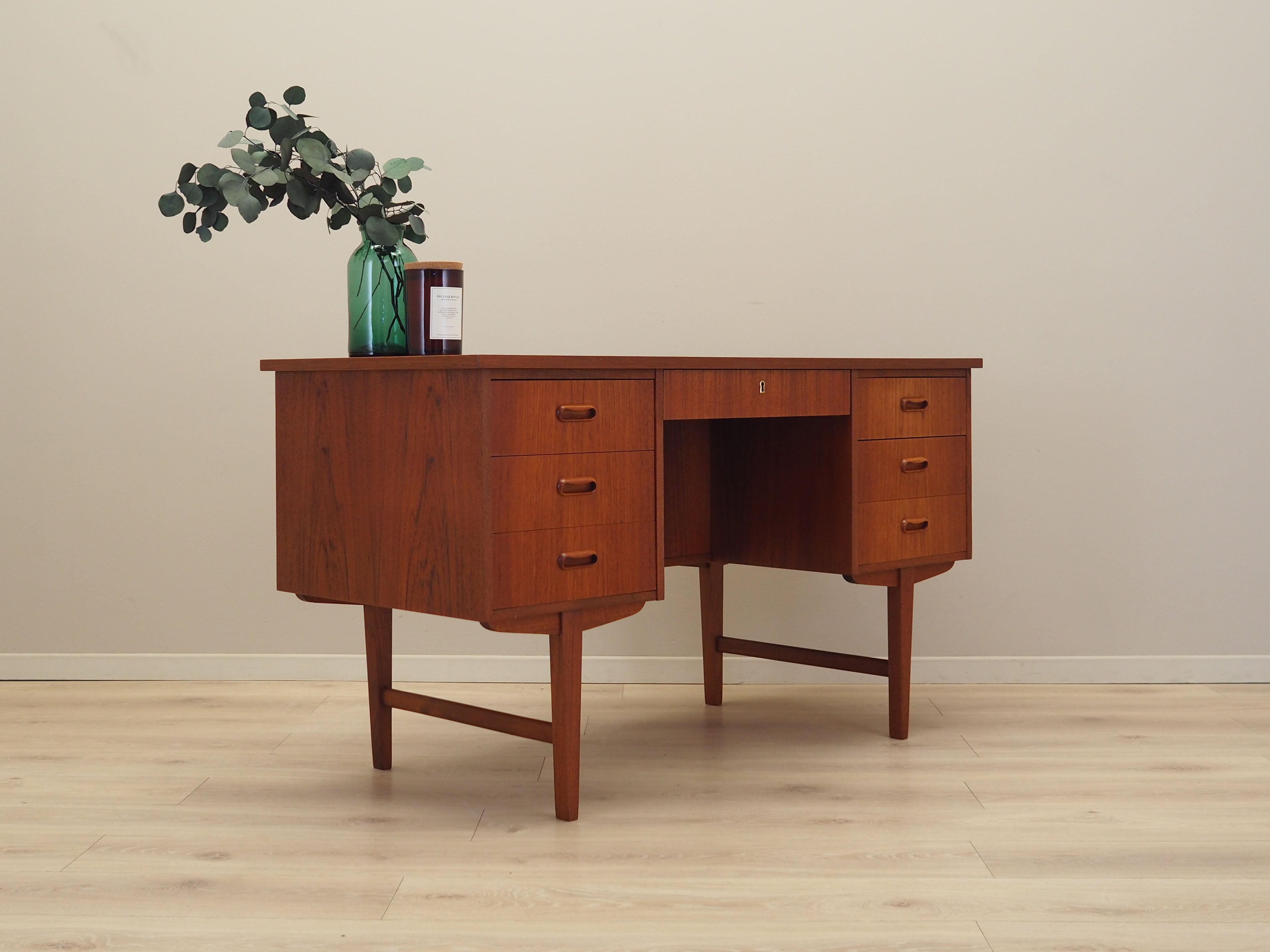 Teak_desk_in_Danish_design_from_1970s_production_Denmark