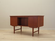 Teak_desk_in_Danish_design_from_1970s_production_Denmark