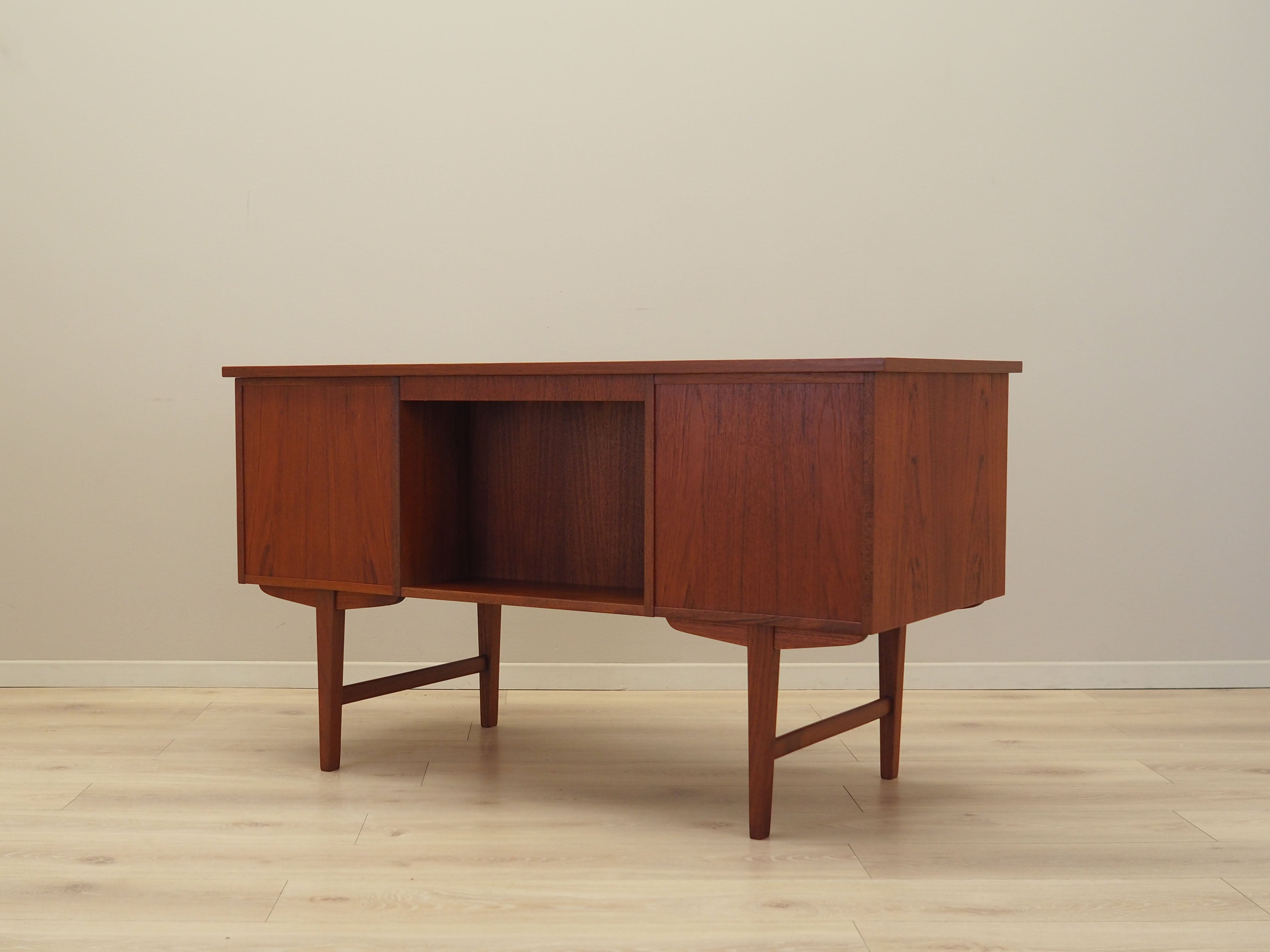 Teak_desk_in_Danish_design_from_1970s_production_Denmark