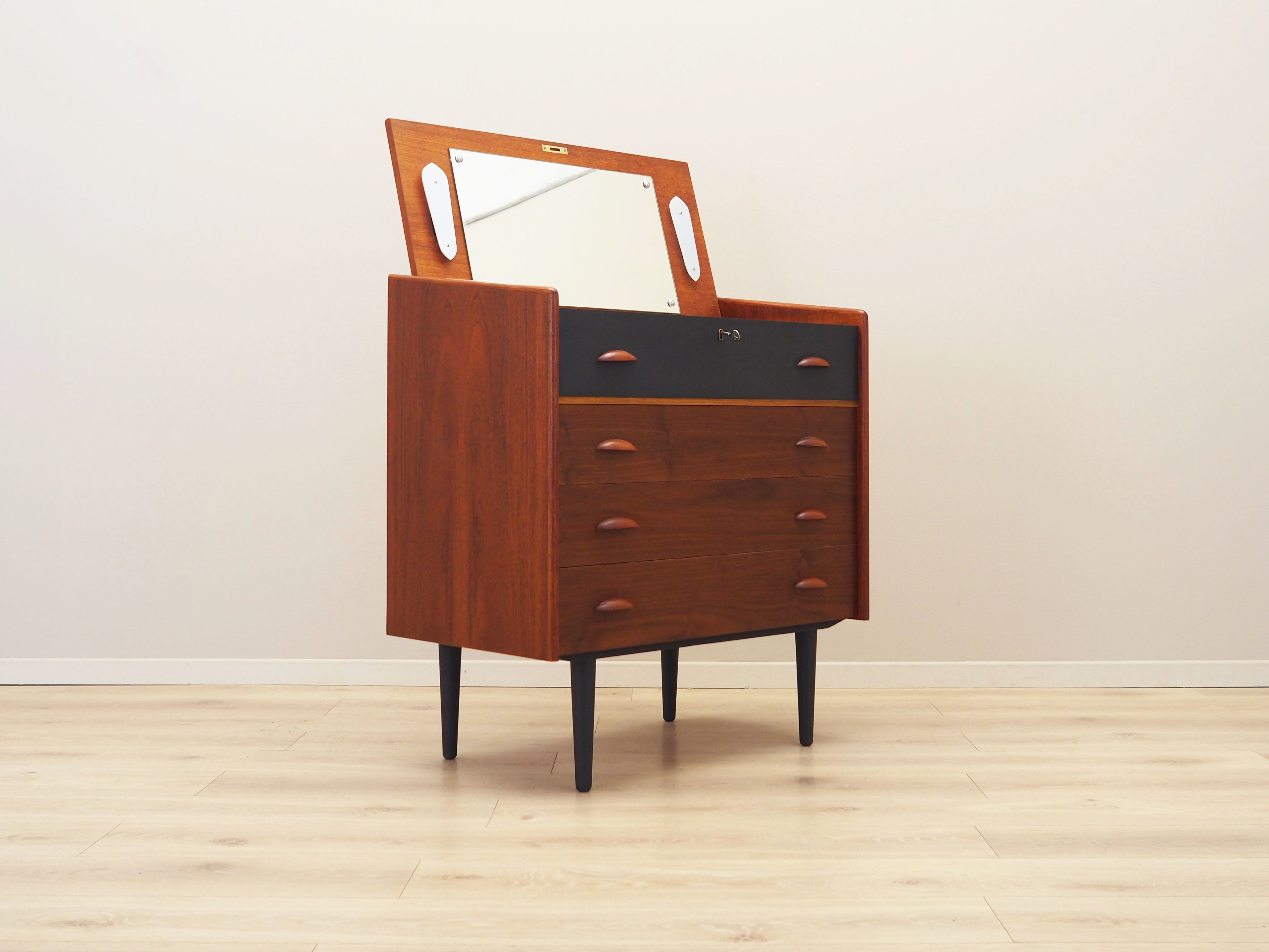 Teak_dressing_table_Danish_design_1970s_production_Denmark