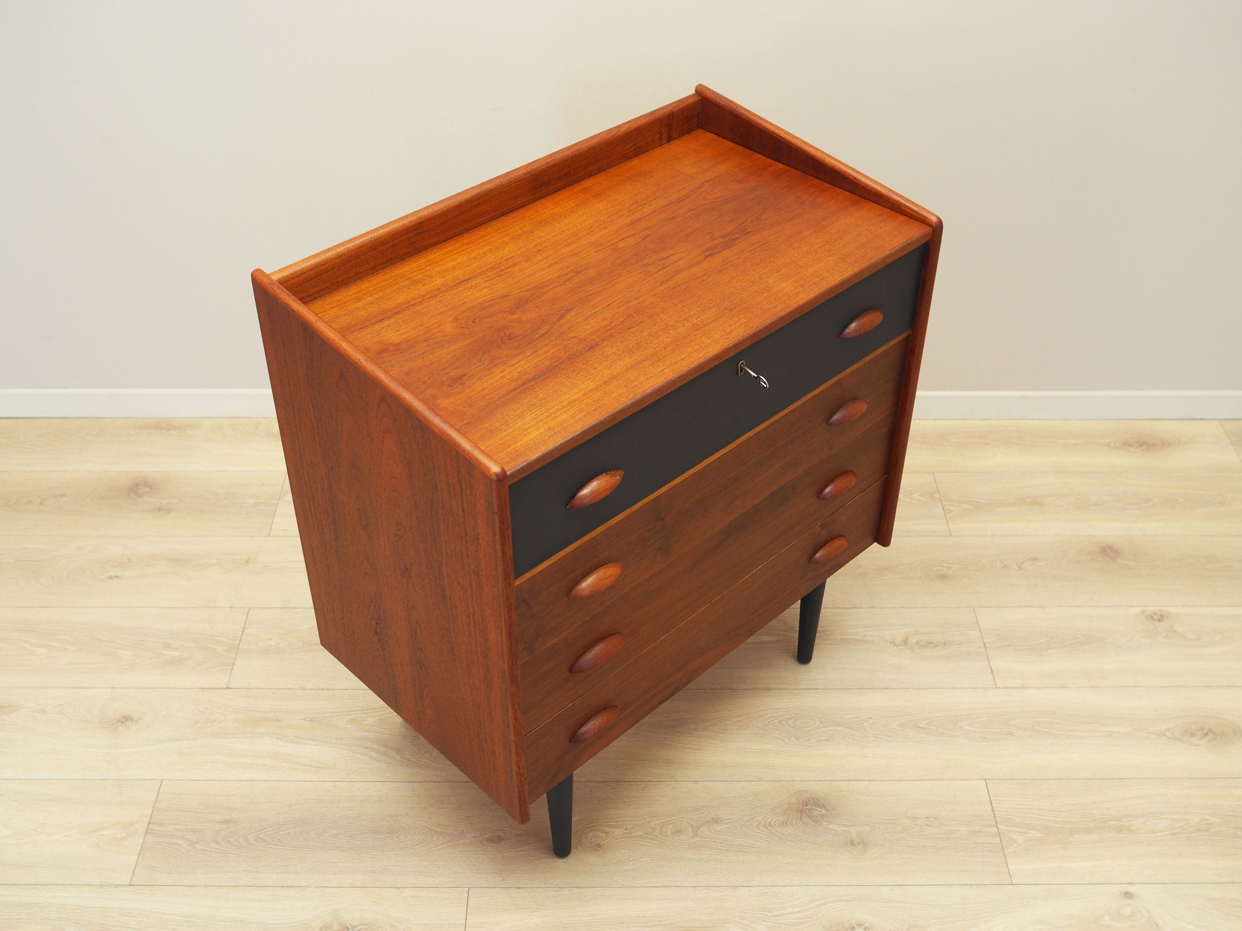 Teak_dressing_table_Danish_design_1970s_production_Denmark