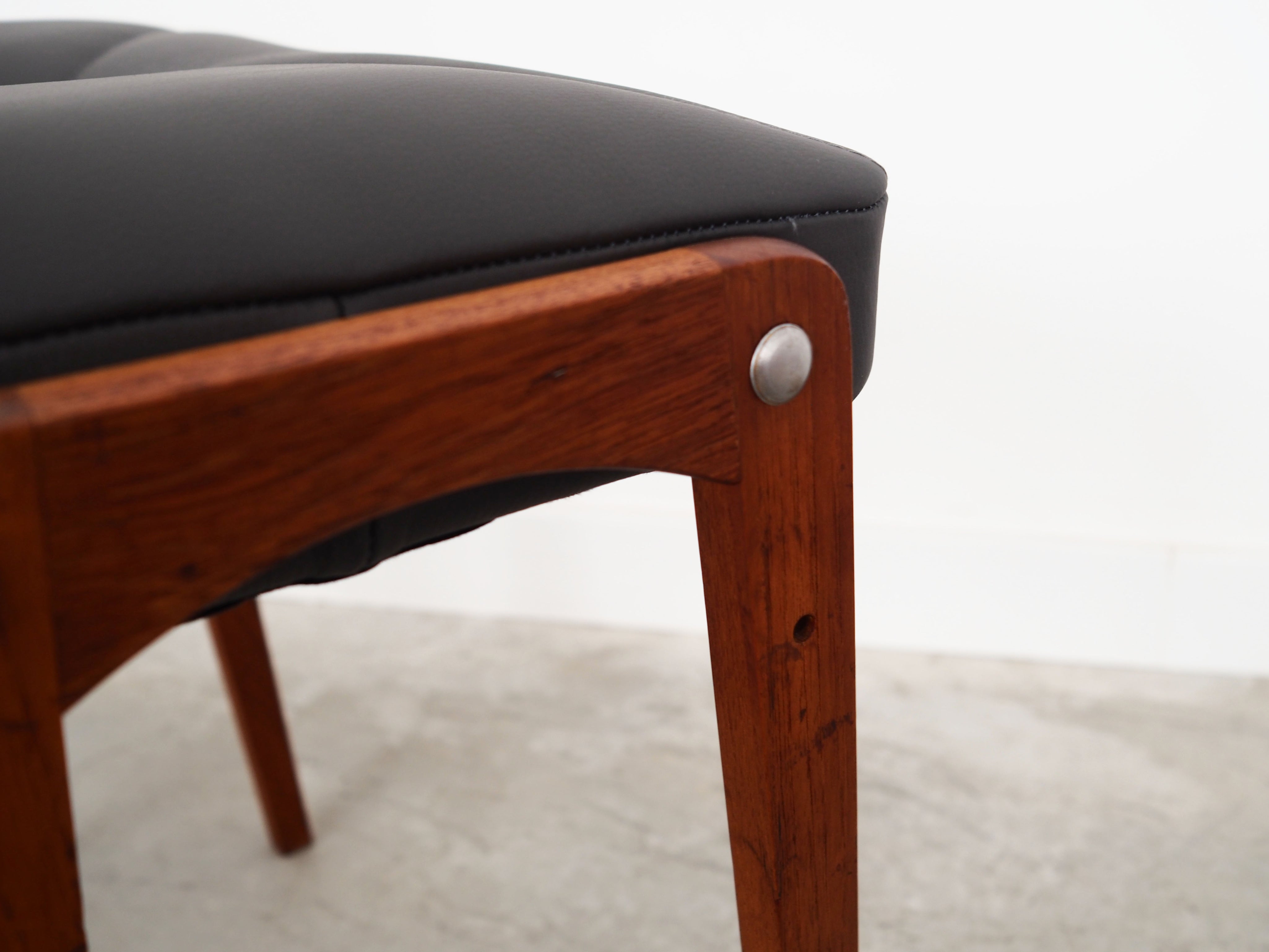 Teak_footstool_Danish_design_1970s_production_Denmark