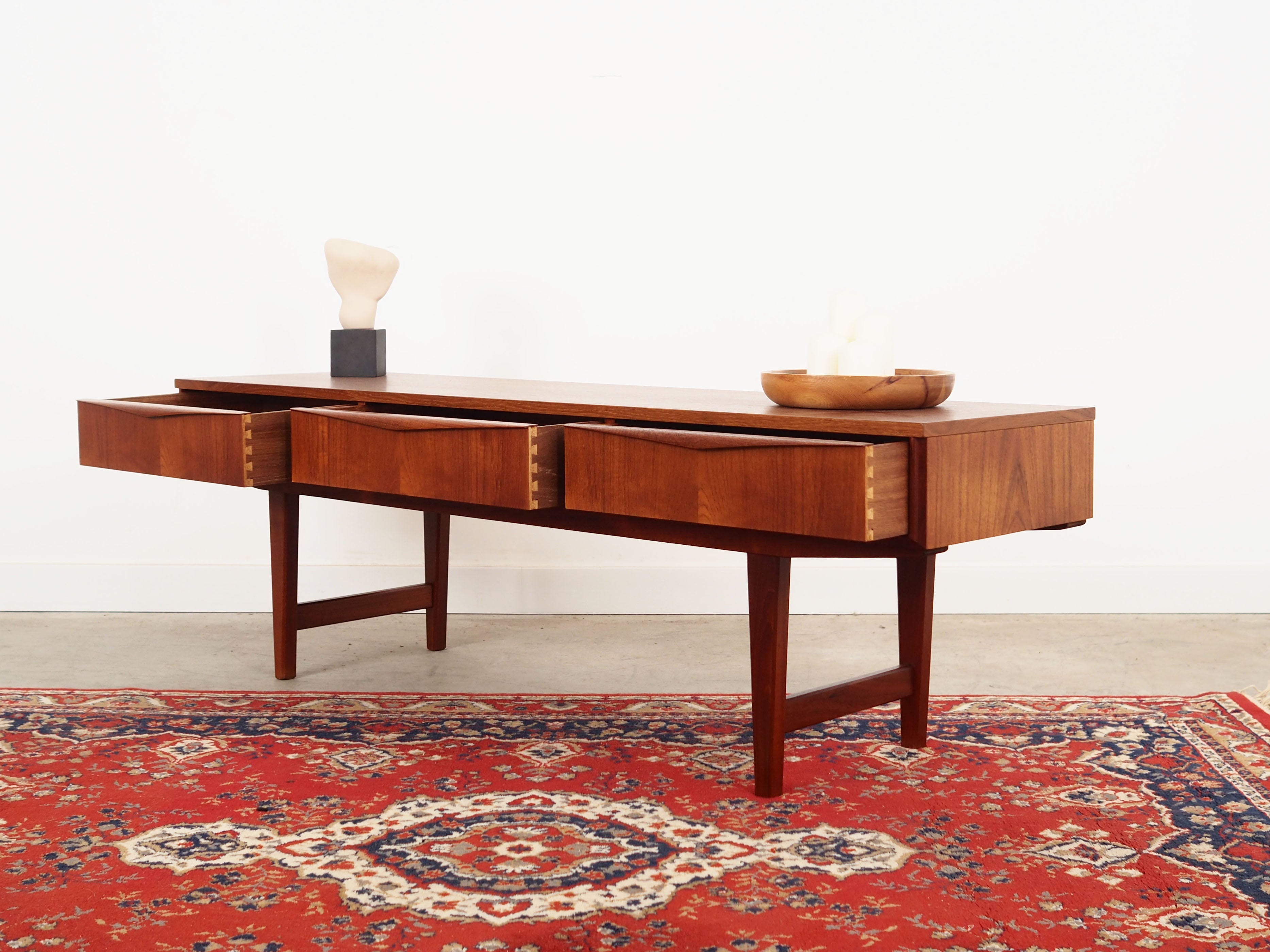 Teak_lowboard_Danish_design_1970s_production_Denmark