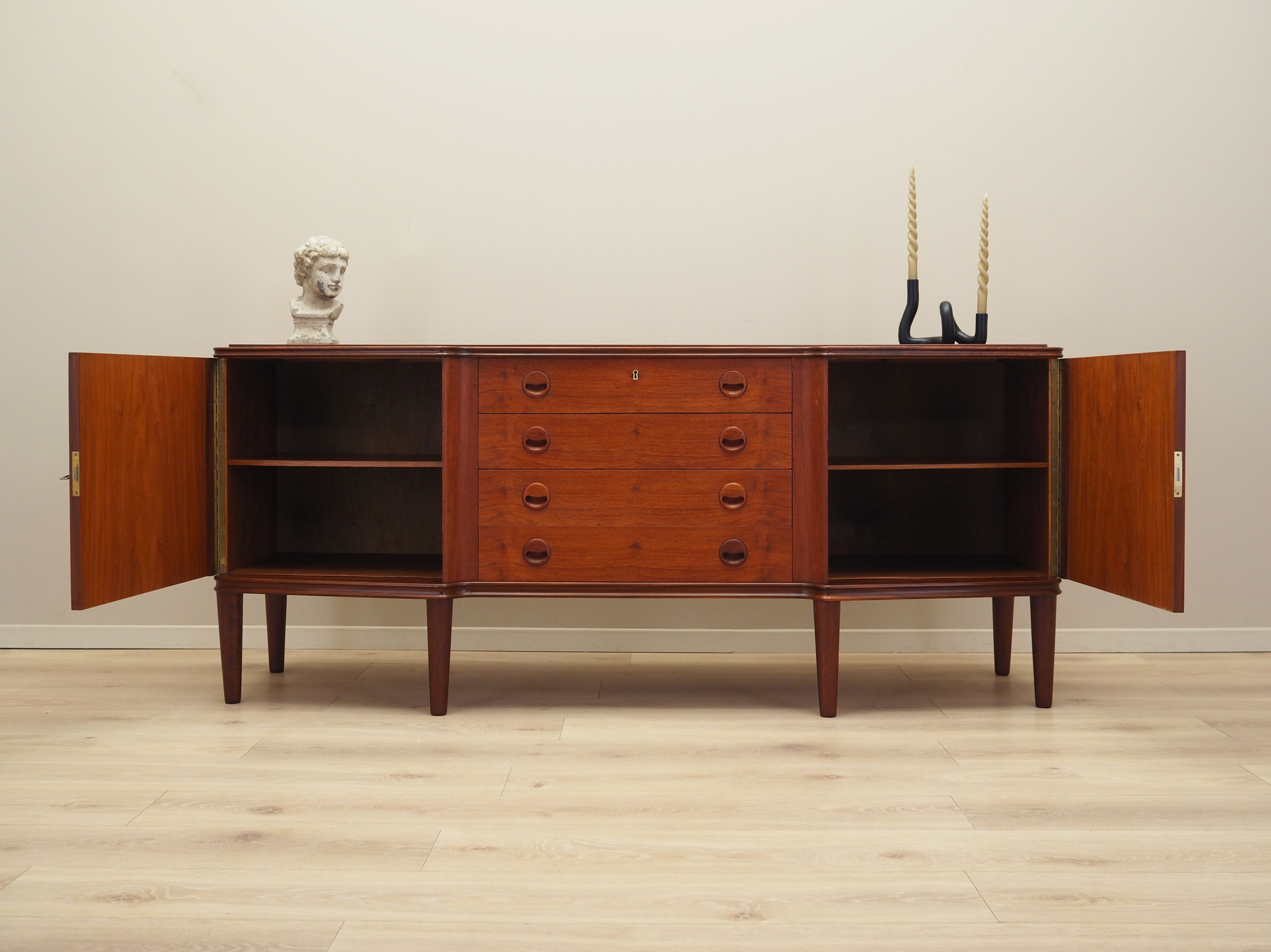 Teak_sideboard_Danish_design_1960s_production_Denmark