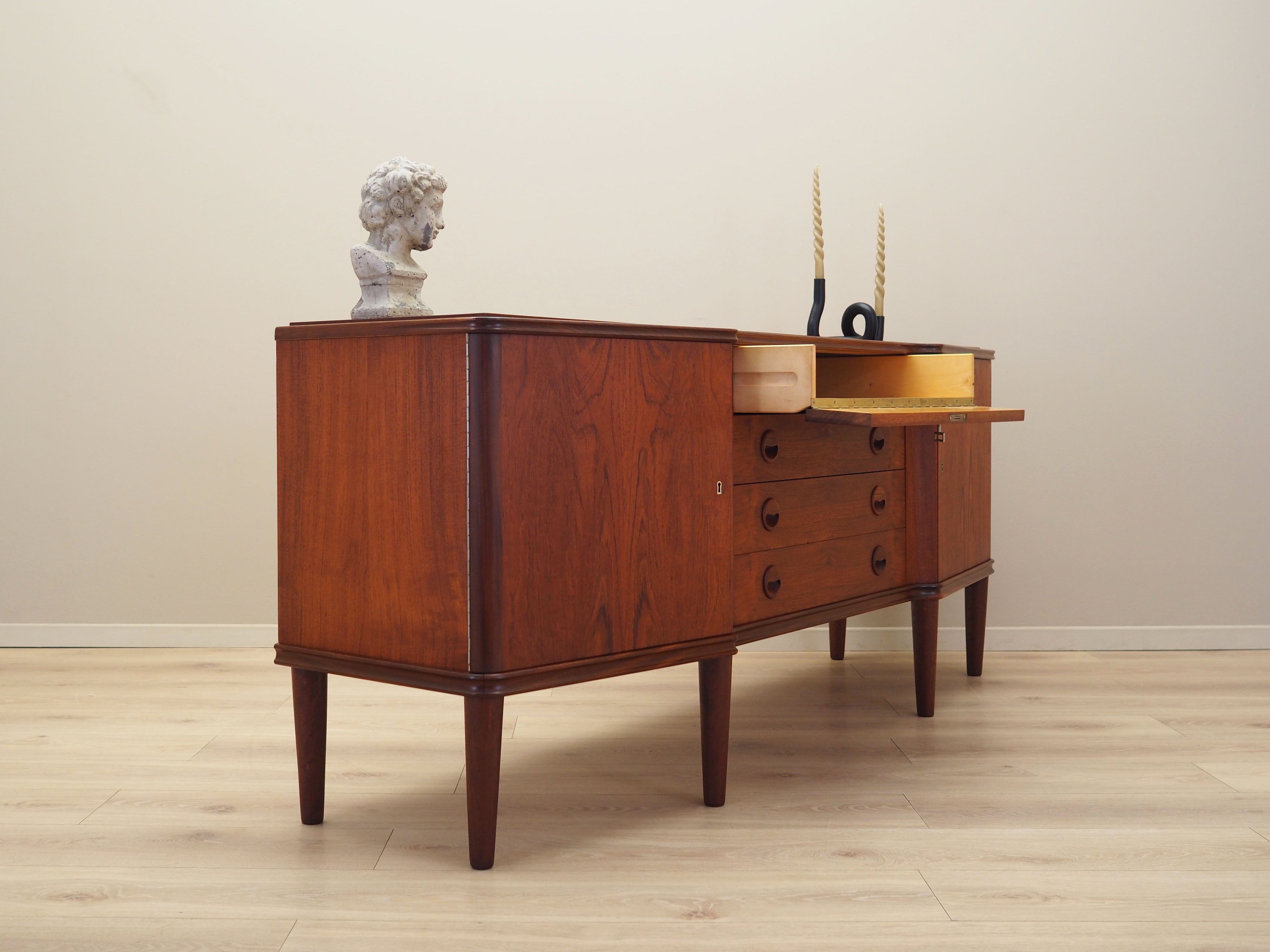 Teak_sideboard_Danish_design_1960s_production_Denmark