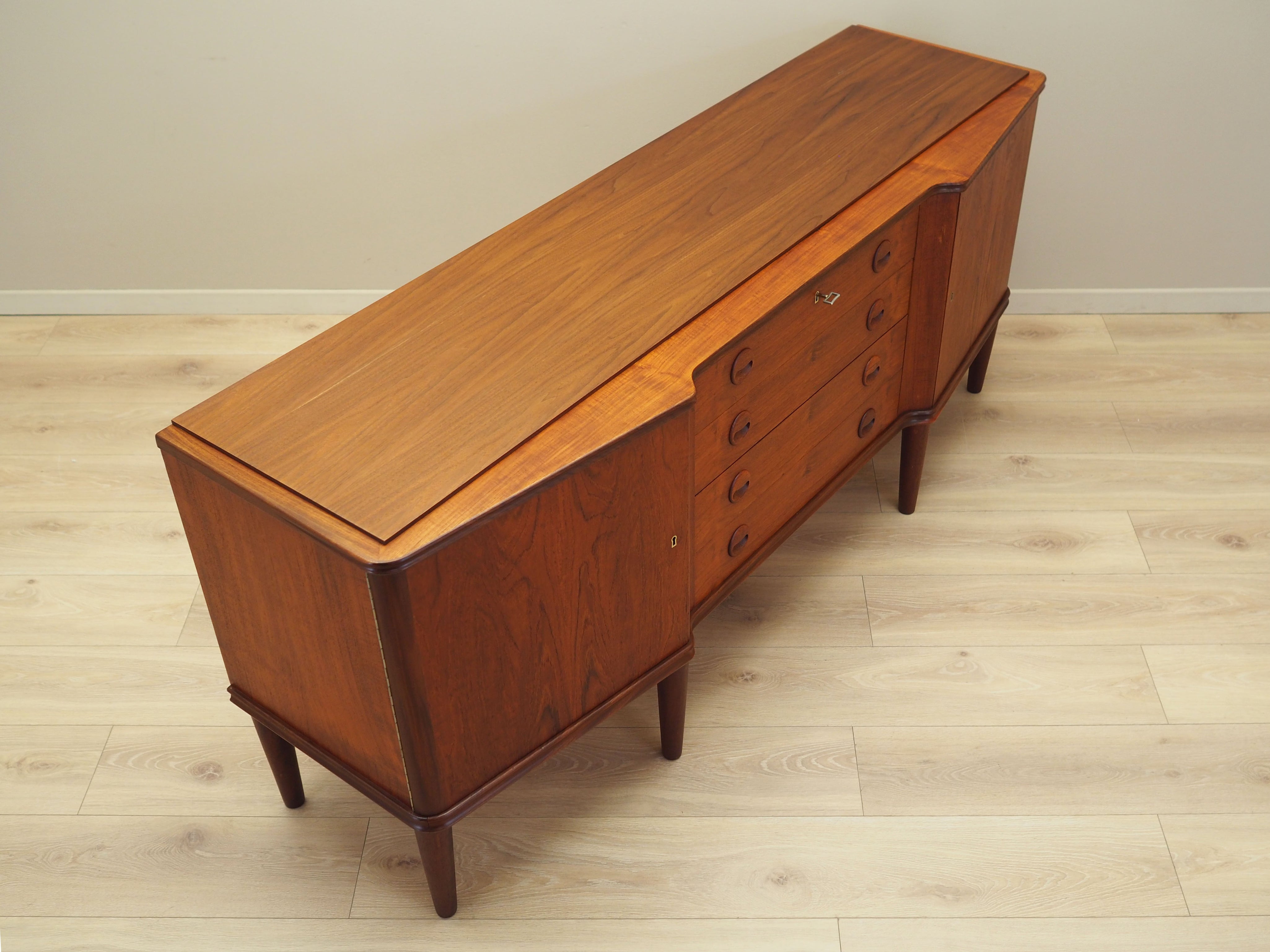 Teak_sideboard_Danish_design_1960s_production_Denmark