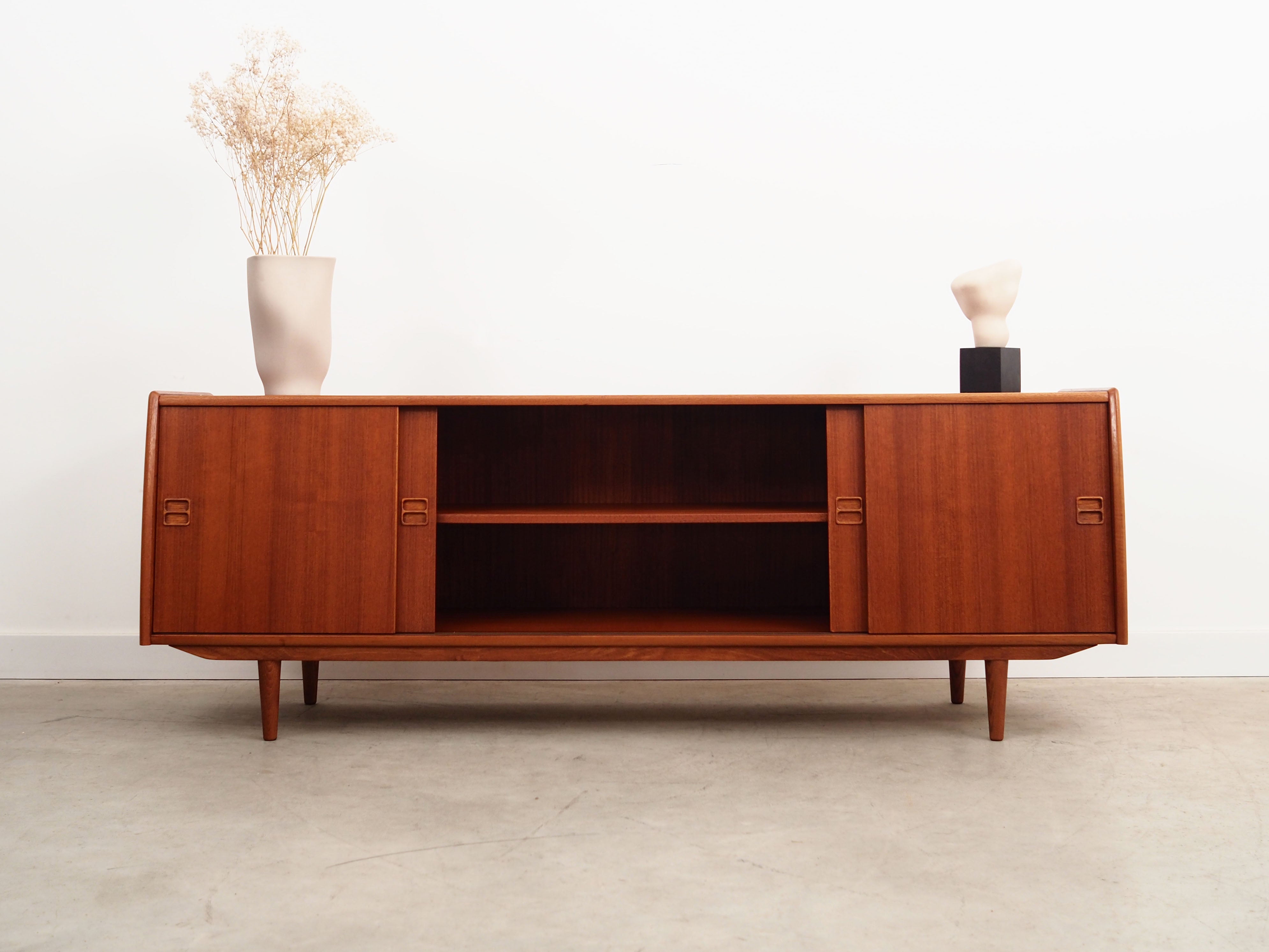 Teak_sideboard_Danish_design_1970s_manufacturer_Aerthoj_Jensen_Molholm_Herning