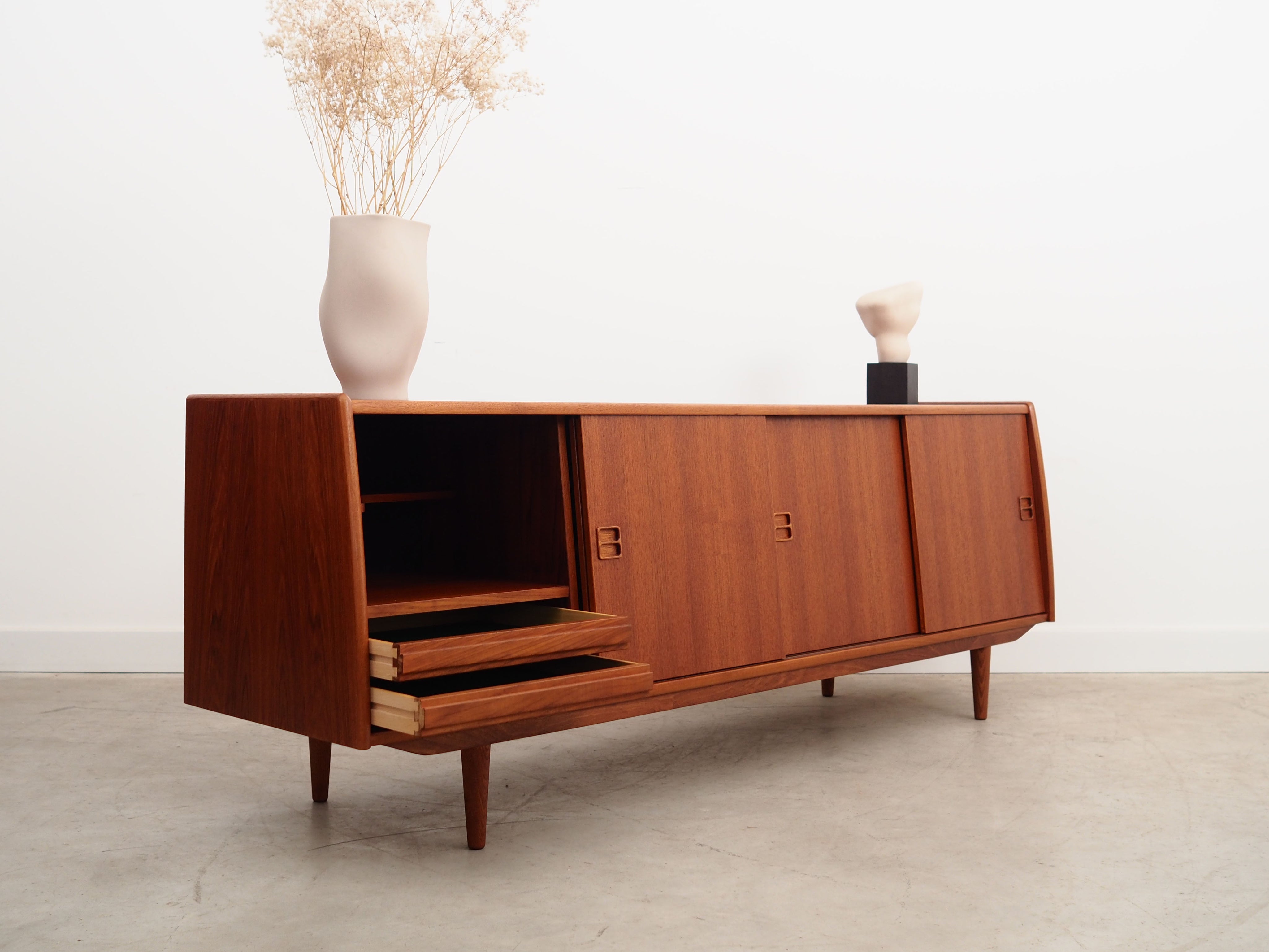 Teak_sideboard_Danish_design_1970s_manufacturer_Aerthoj_Jensen_Molholm_Herning