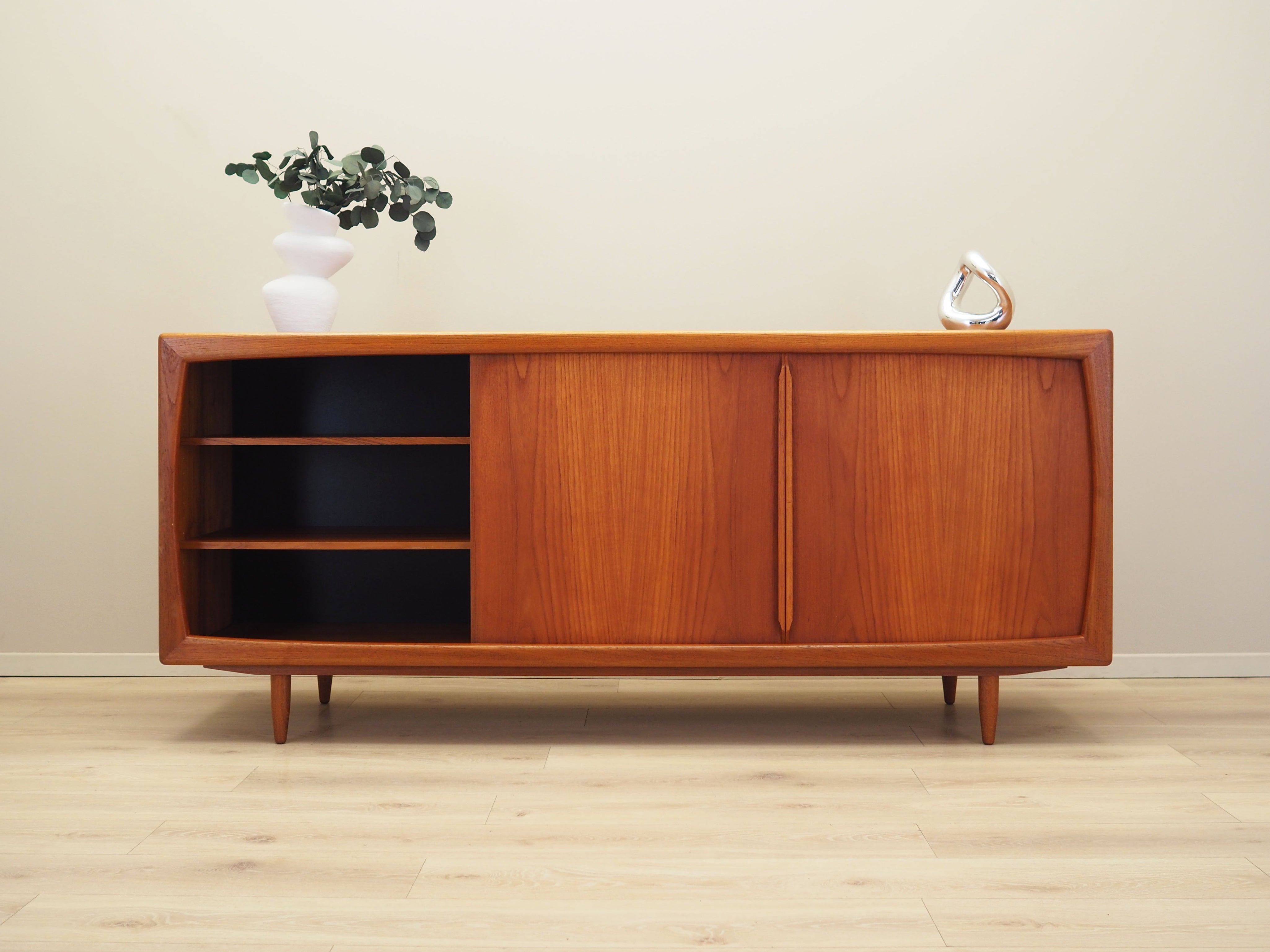 Teak_sideboard_Danish_design_1970s_manufacturer_Dyrlund