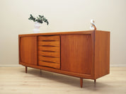 Teak_sideboard_Danish_design_1970s_manufacturer_Dyrlund
