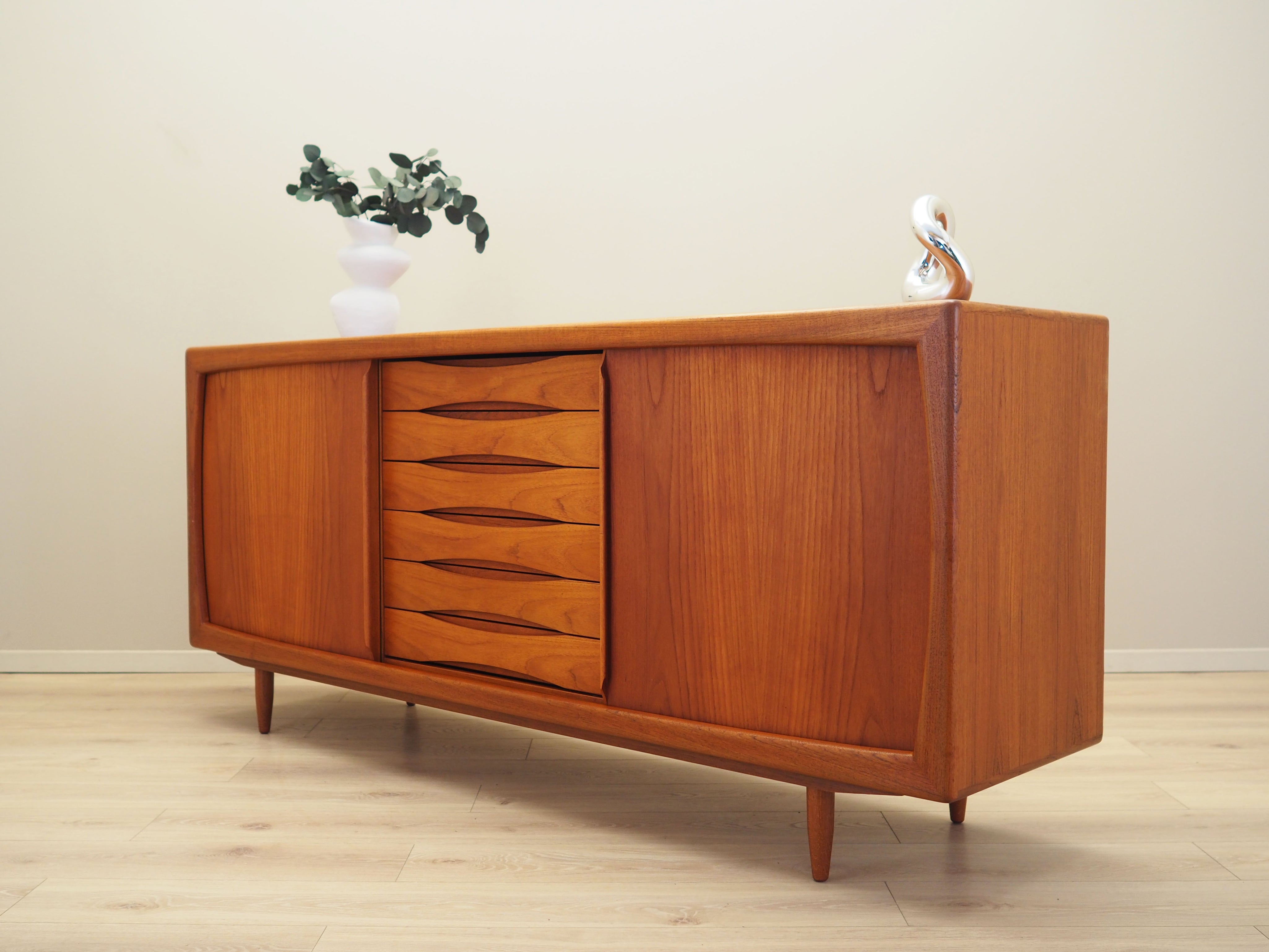 Teak_sideboard_Danish_design_1970s_manufacturer_Dyrlund