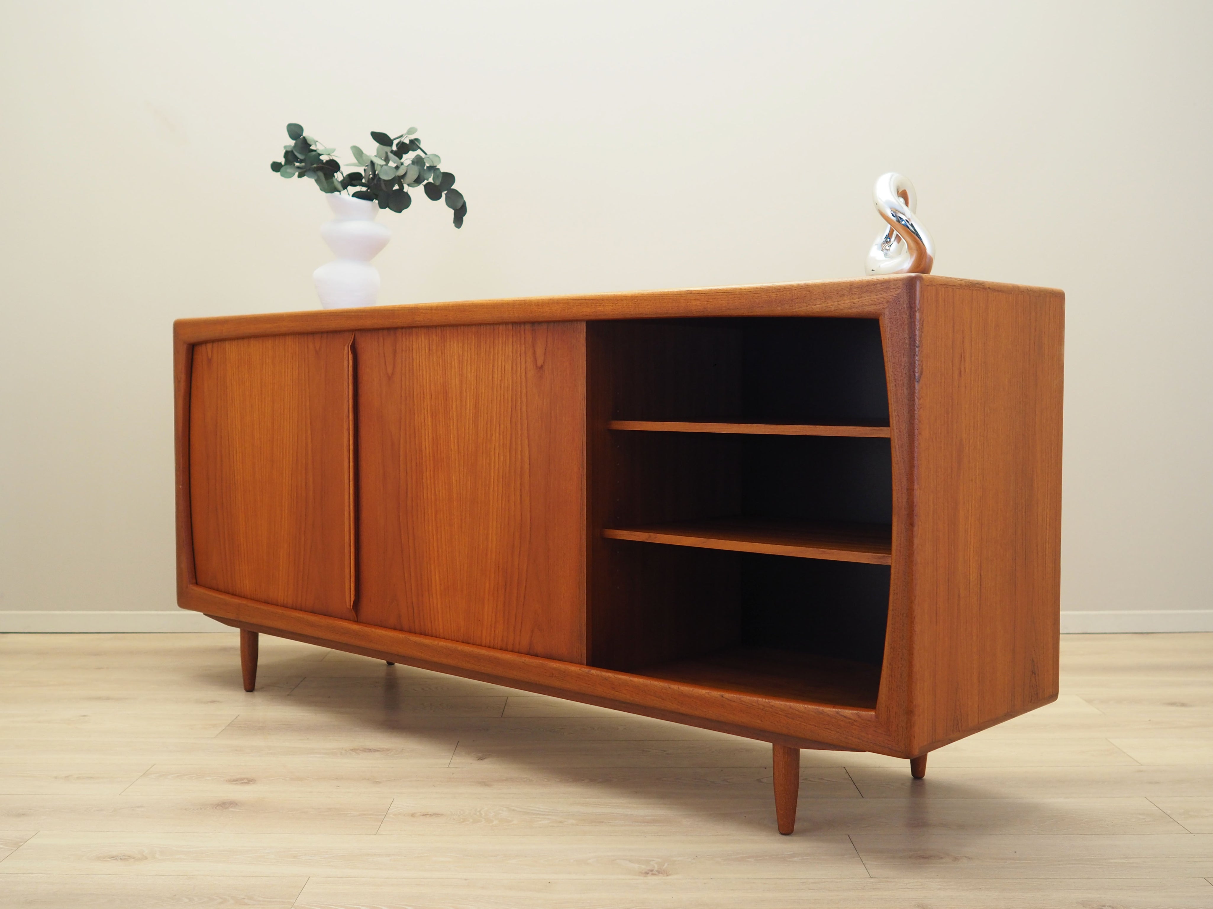 Teak_sideboard_Danish_design_1970s_manufacturer_Dyrlund