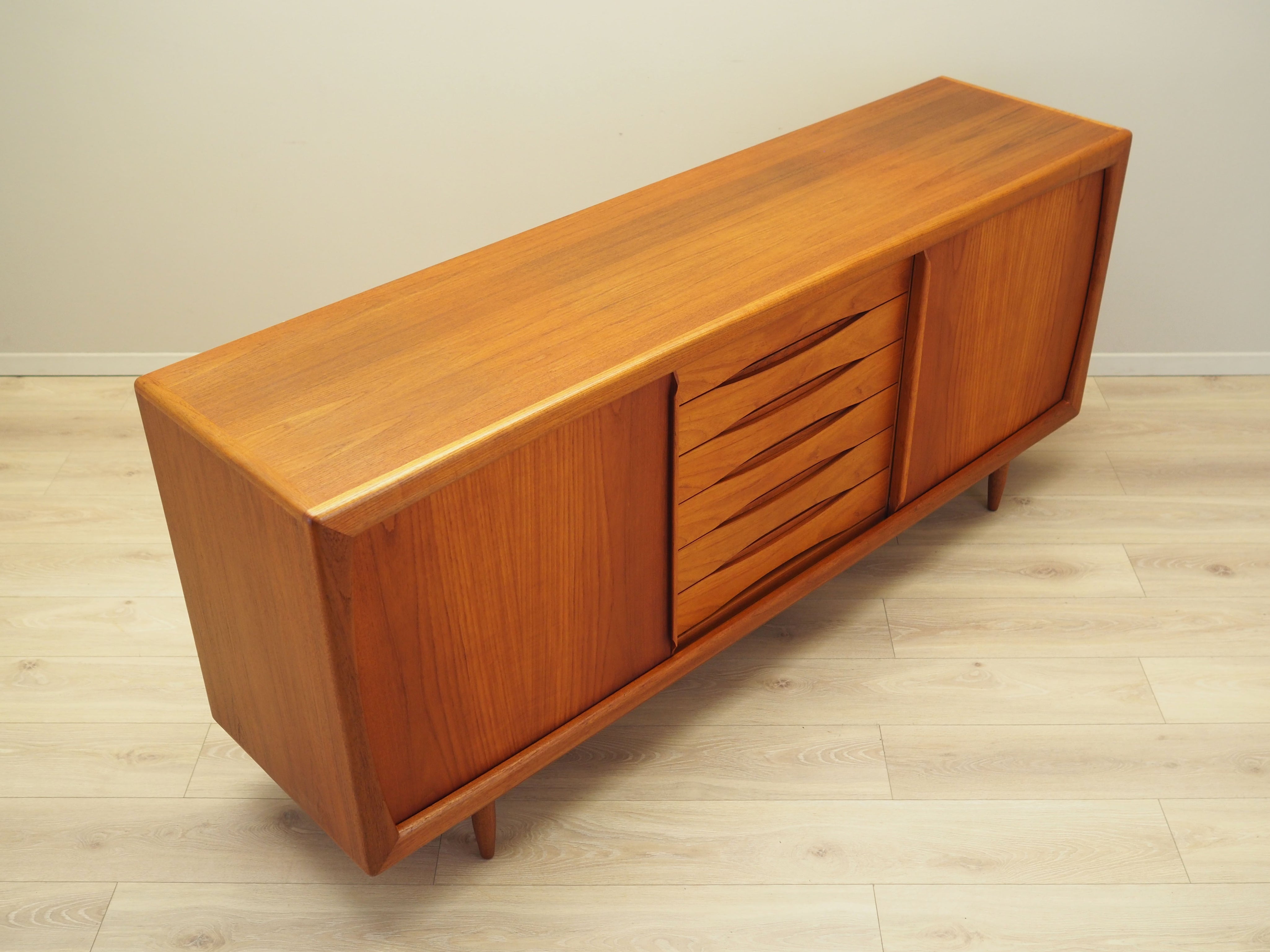 Teak_sideboard_Danish_design_1970s_manufacturer_Dyrlund