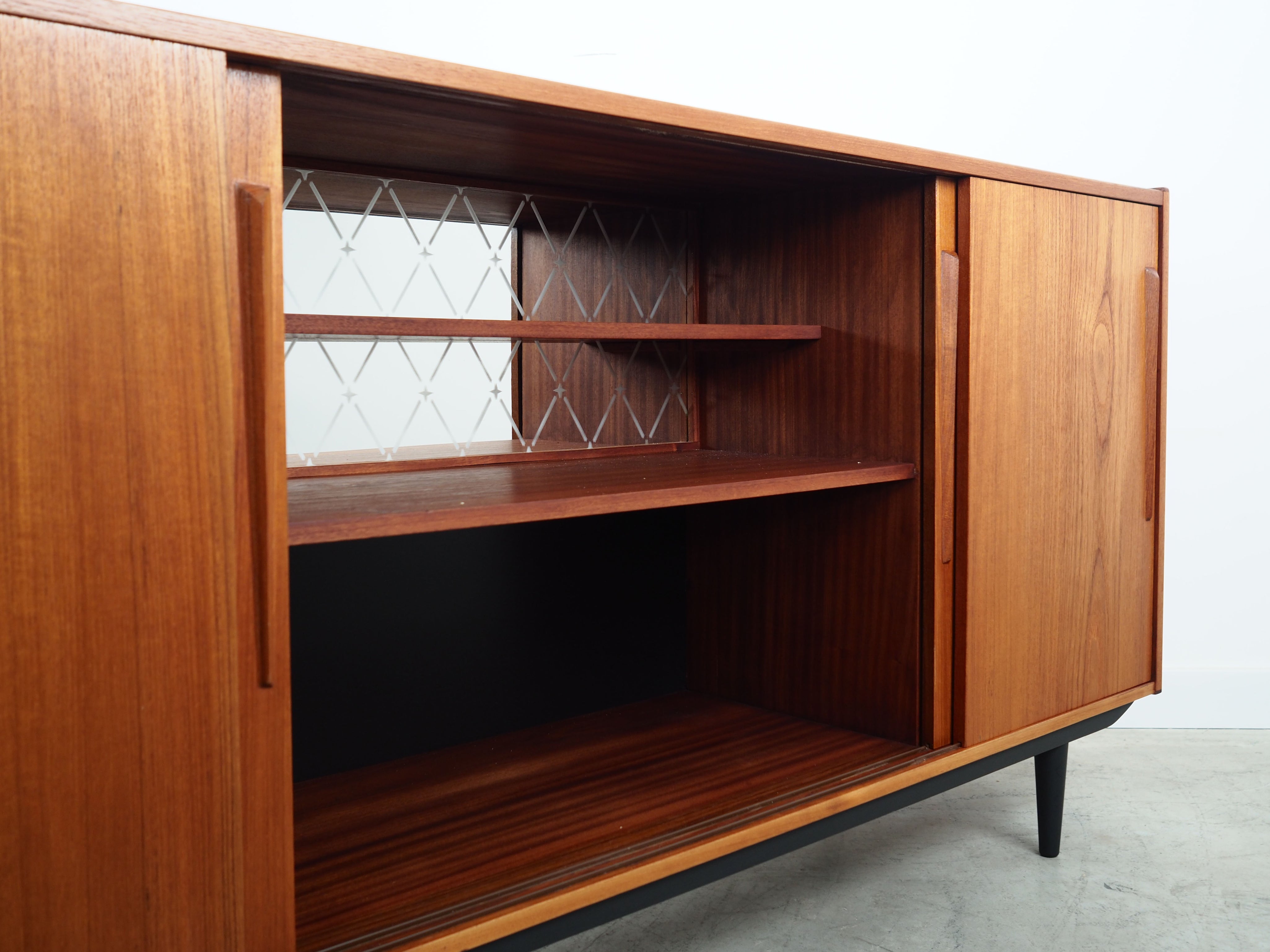 Teak_sideboard_Danish_design_1970s_production_Denmark