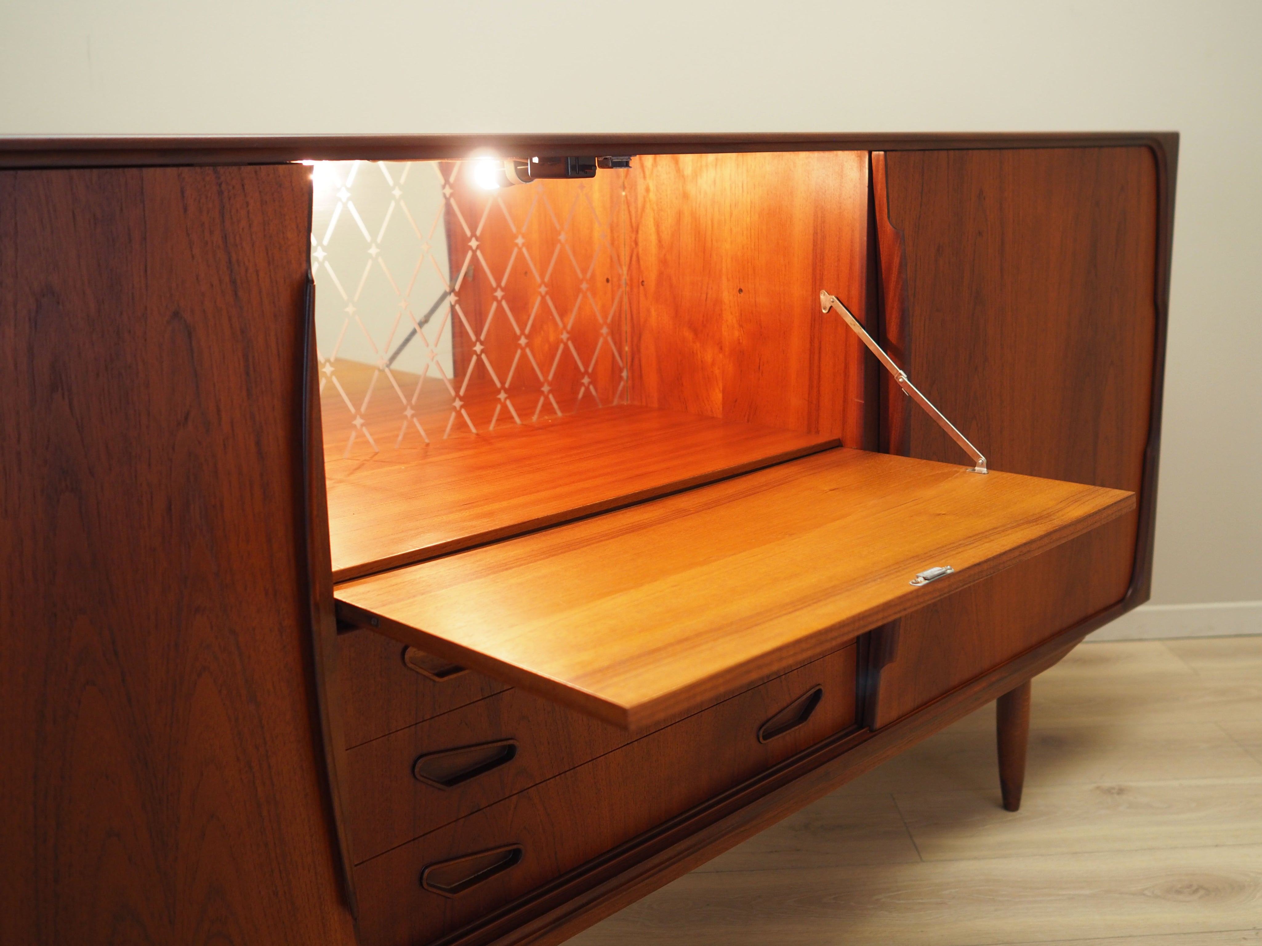 Teak_sideboard_in_Danish_design_1970s