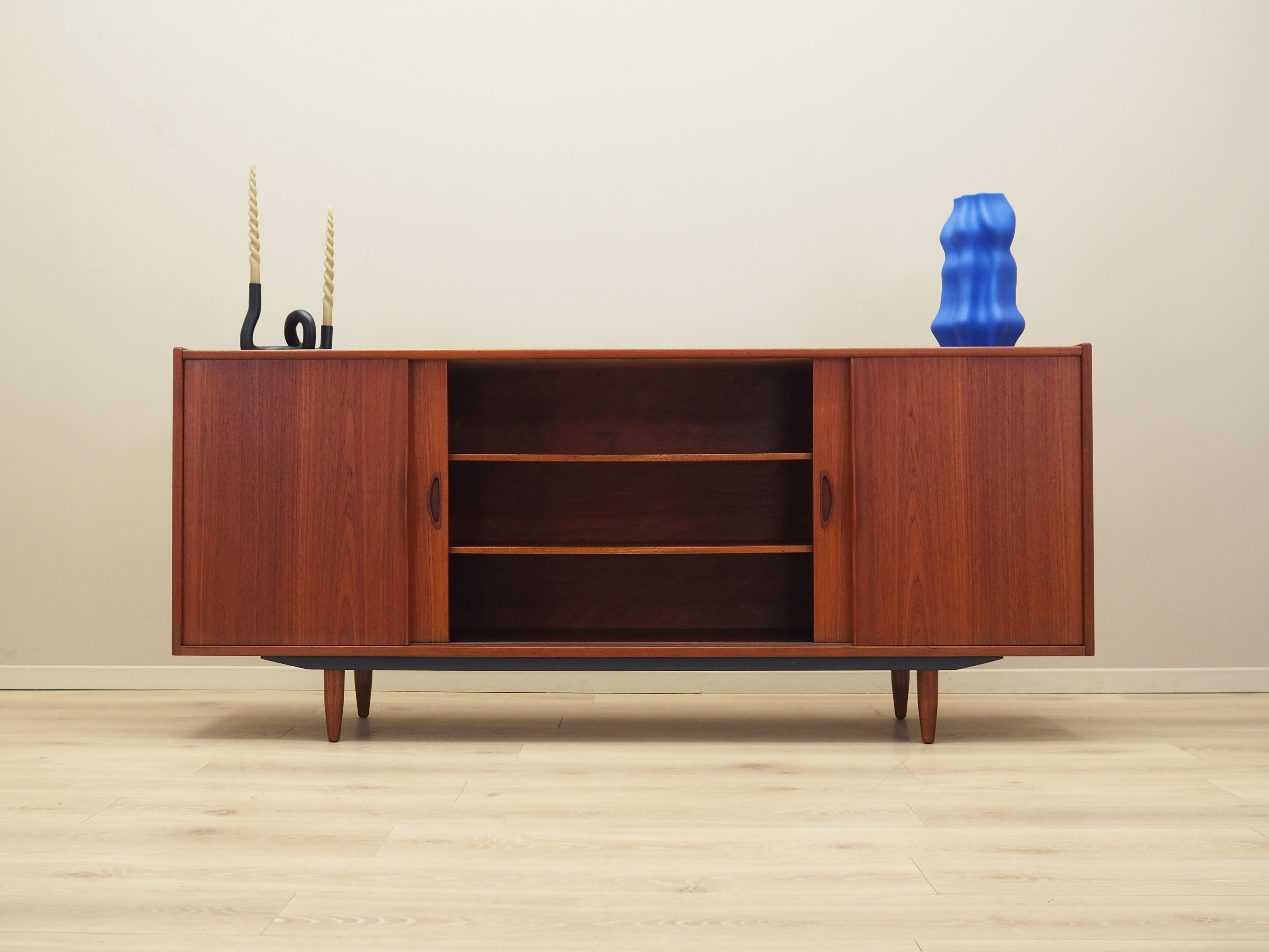 Teak_sideboard_in_Danish_design_from_1970s