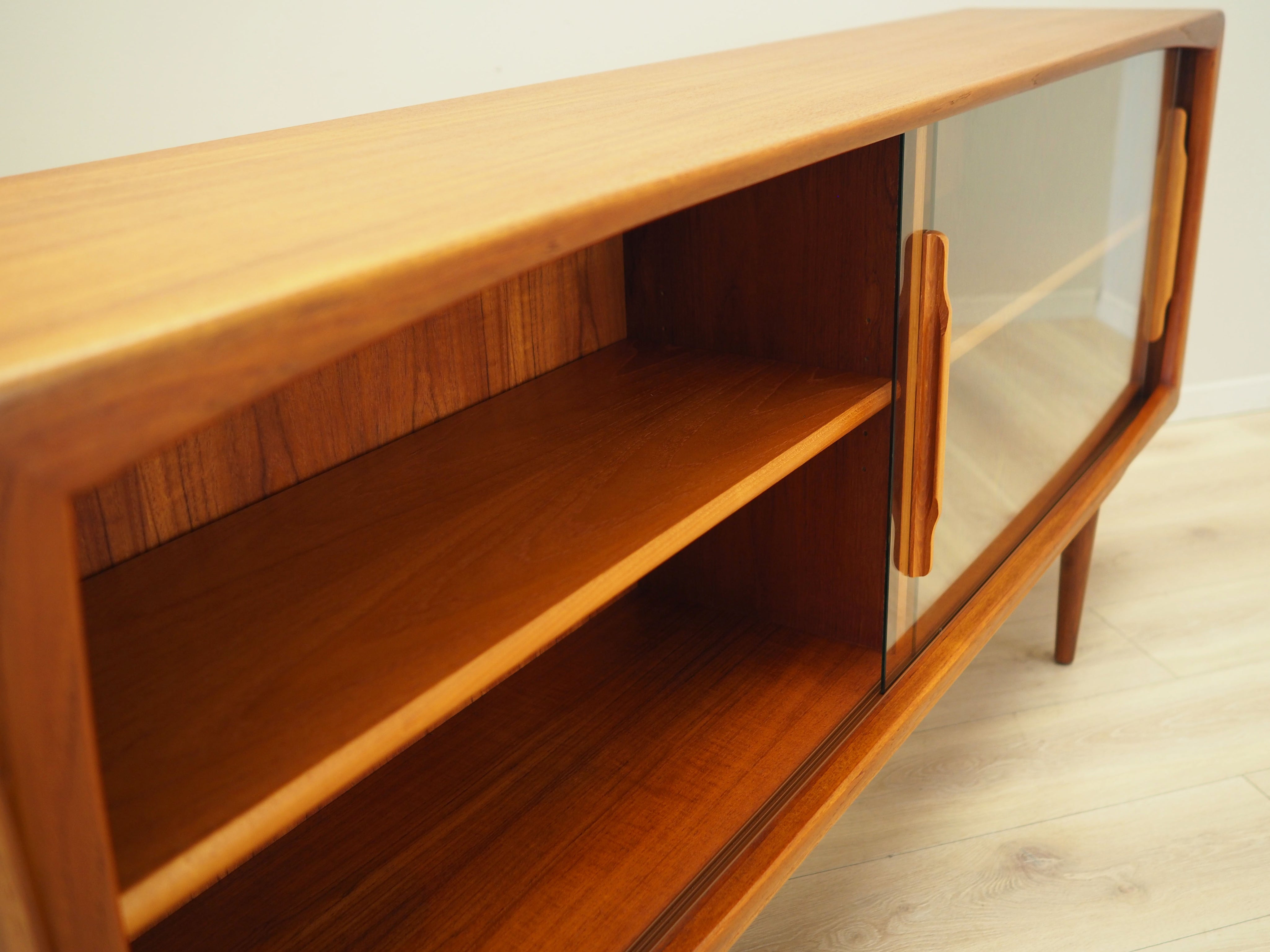 Teak_sideboard_in_Danish_design_from_1970s_production_Denmark