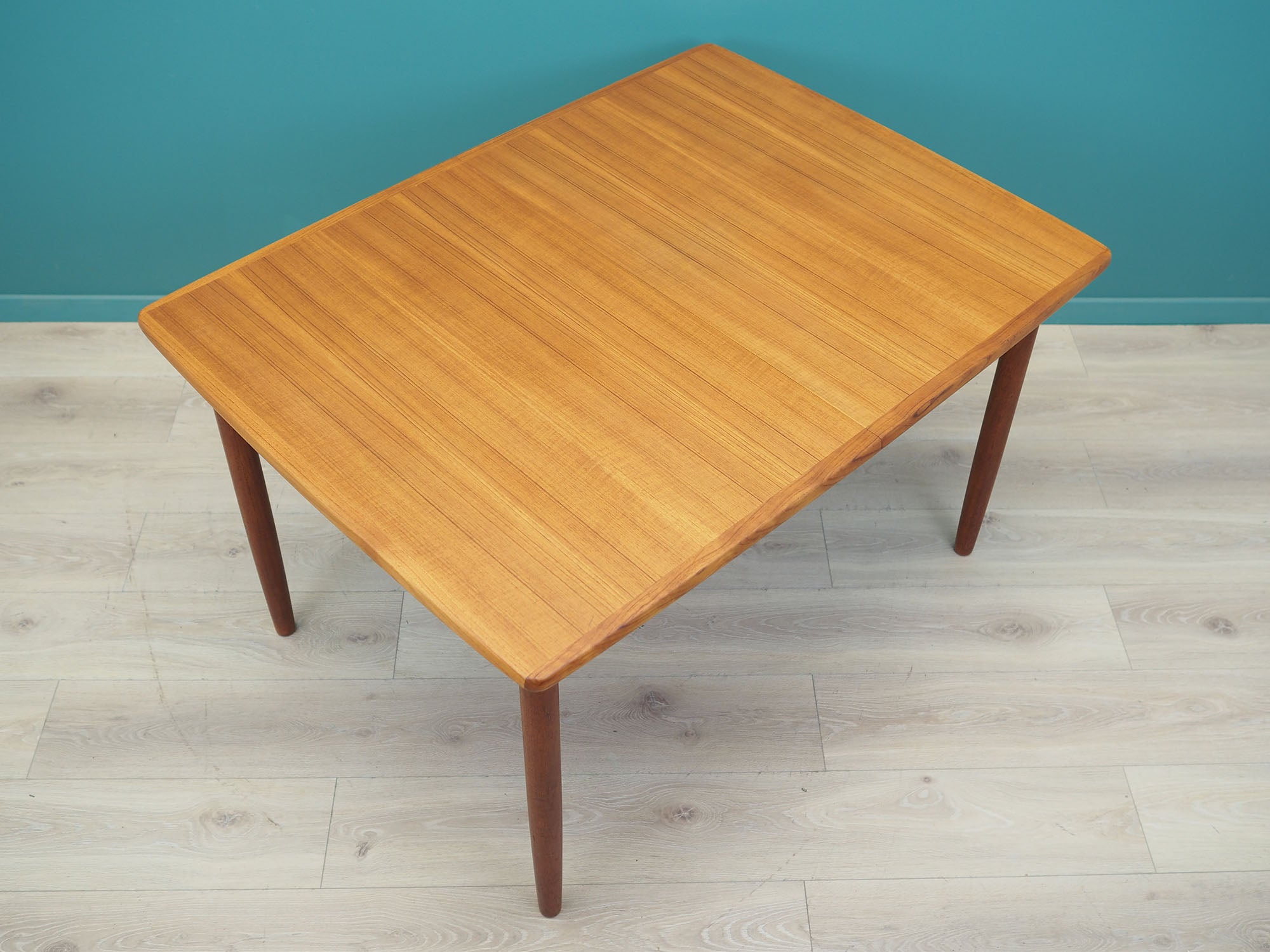 Teak_table_Danish_design_1960s_production_Denmark