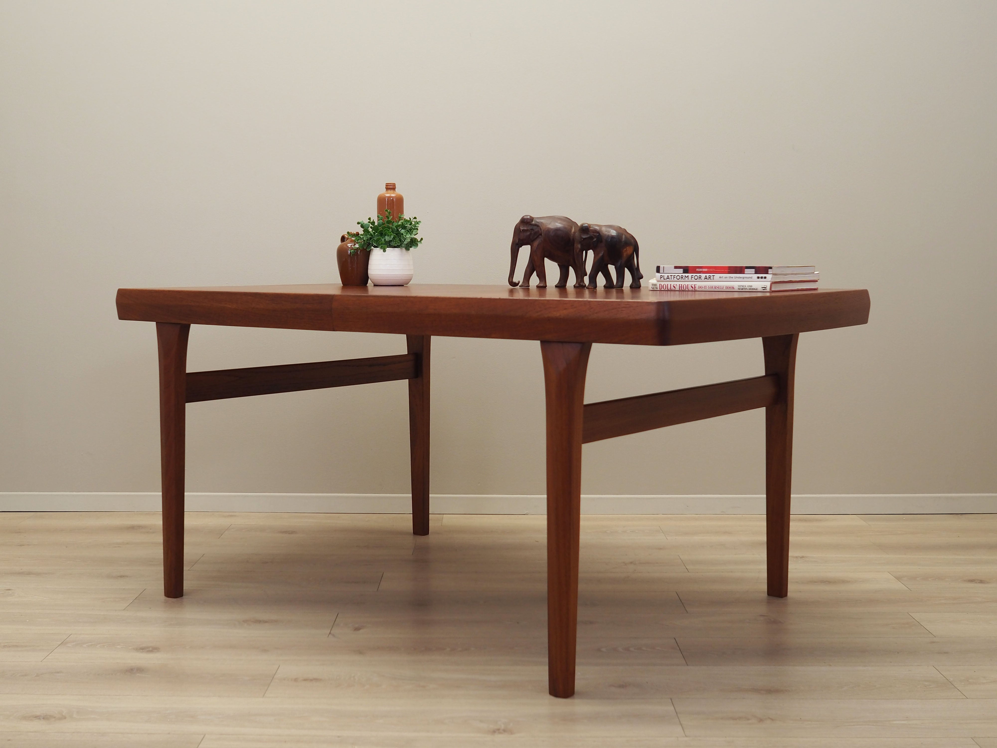 Teak_table_Danish_design_1970s_production_Denmark