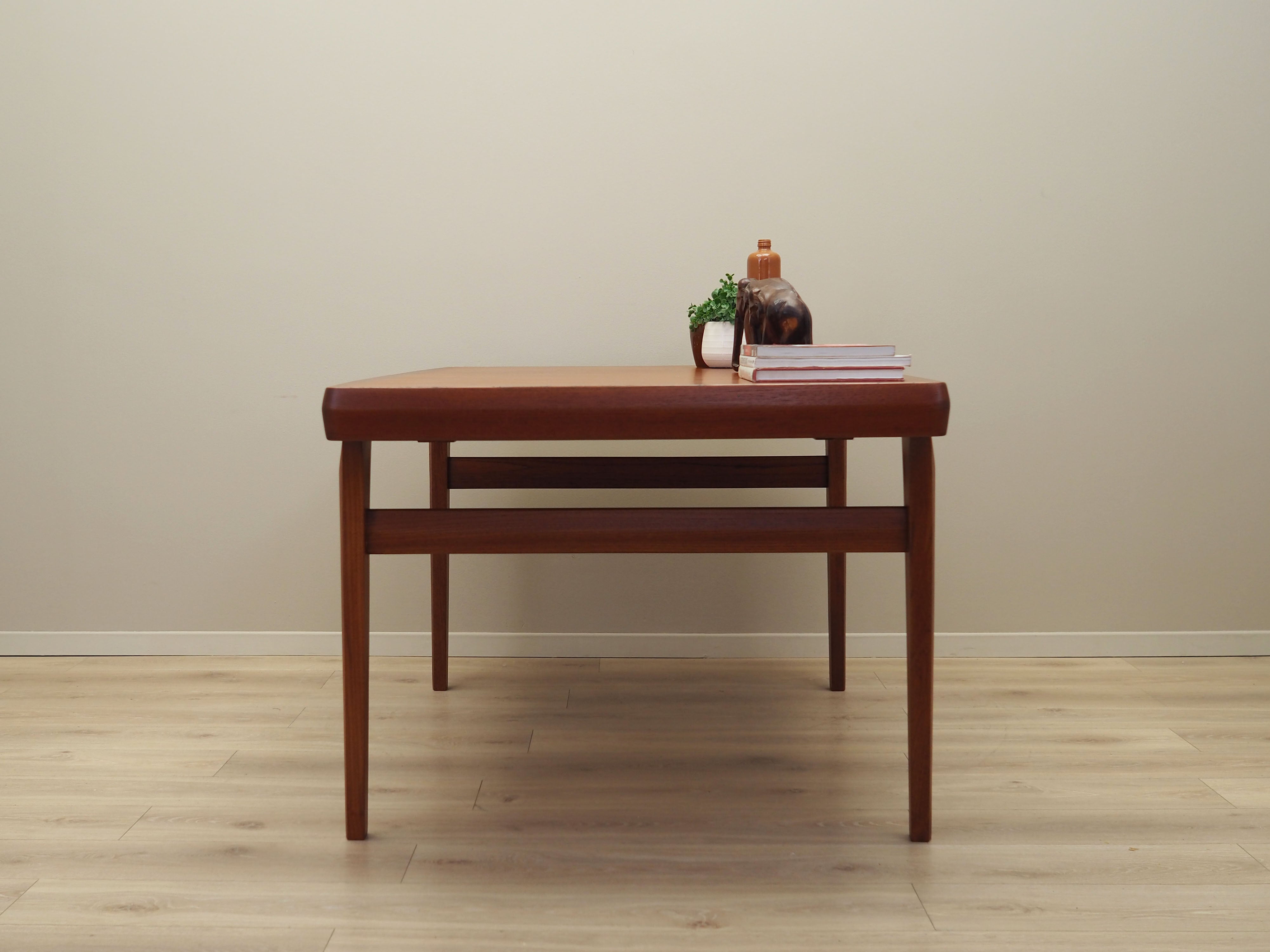Teak_table_Danish_design_1970s_production_Denmark