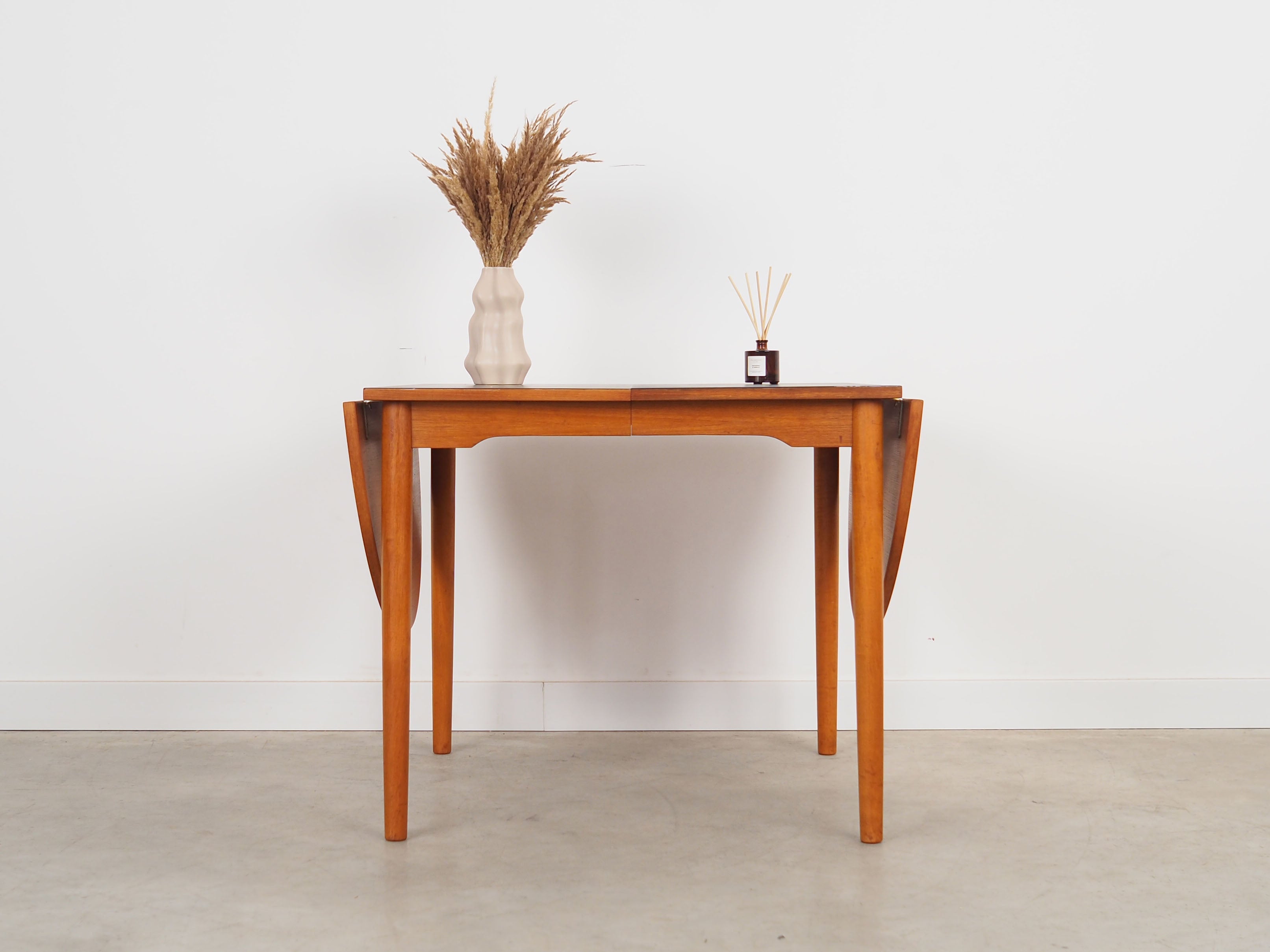 Teak_table_Danish_design_from_1970s_production_Denmark