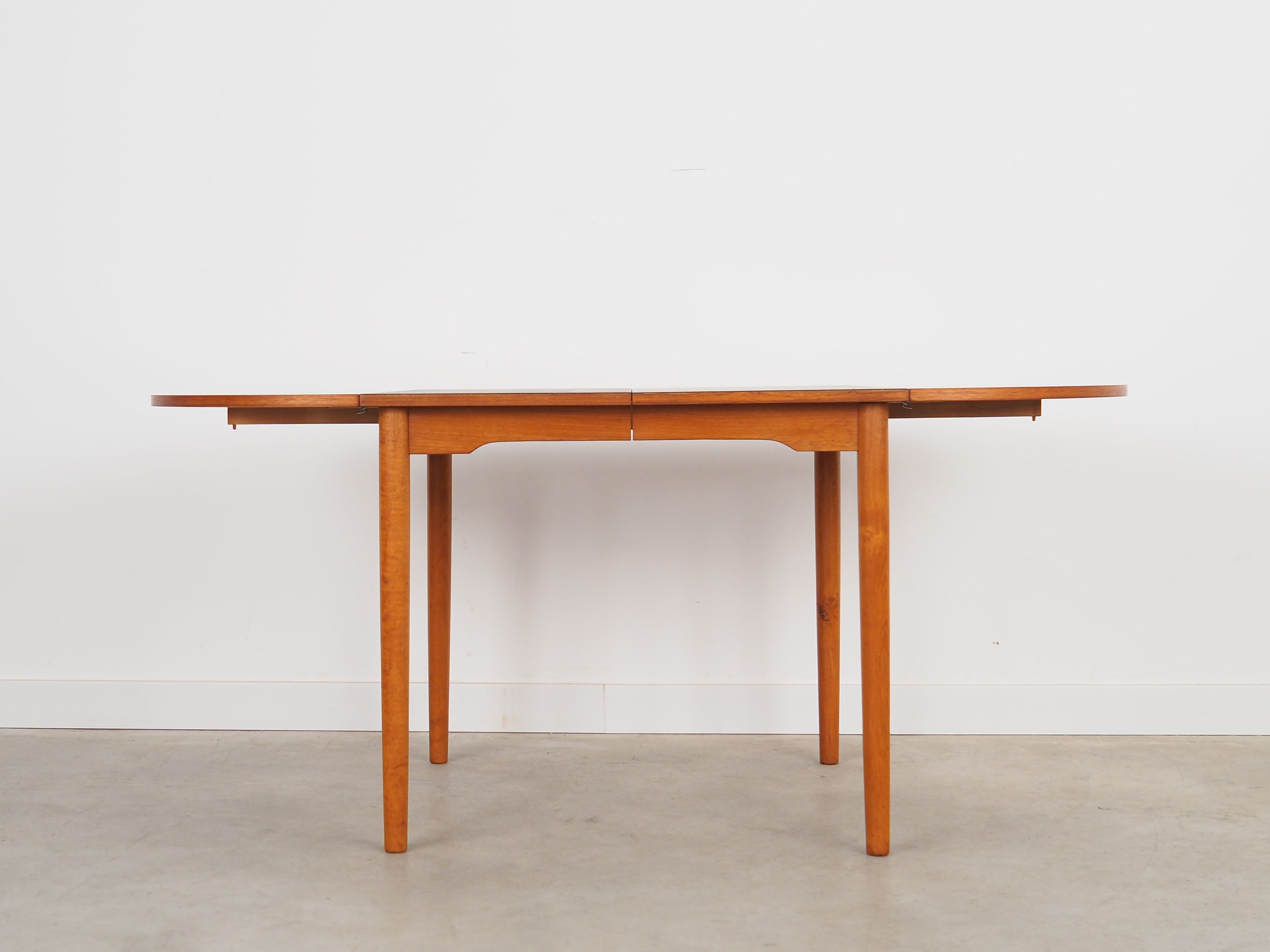 Teak_table_Danish_design_from_1970s_production_Denmark