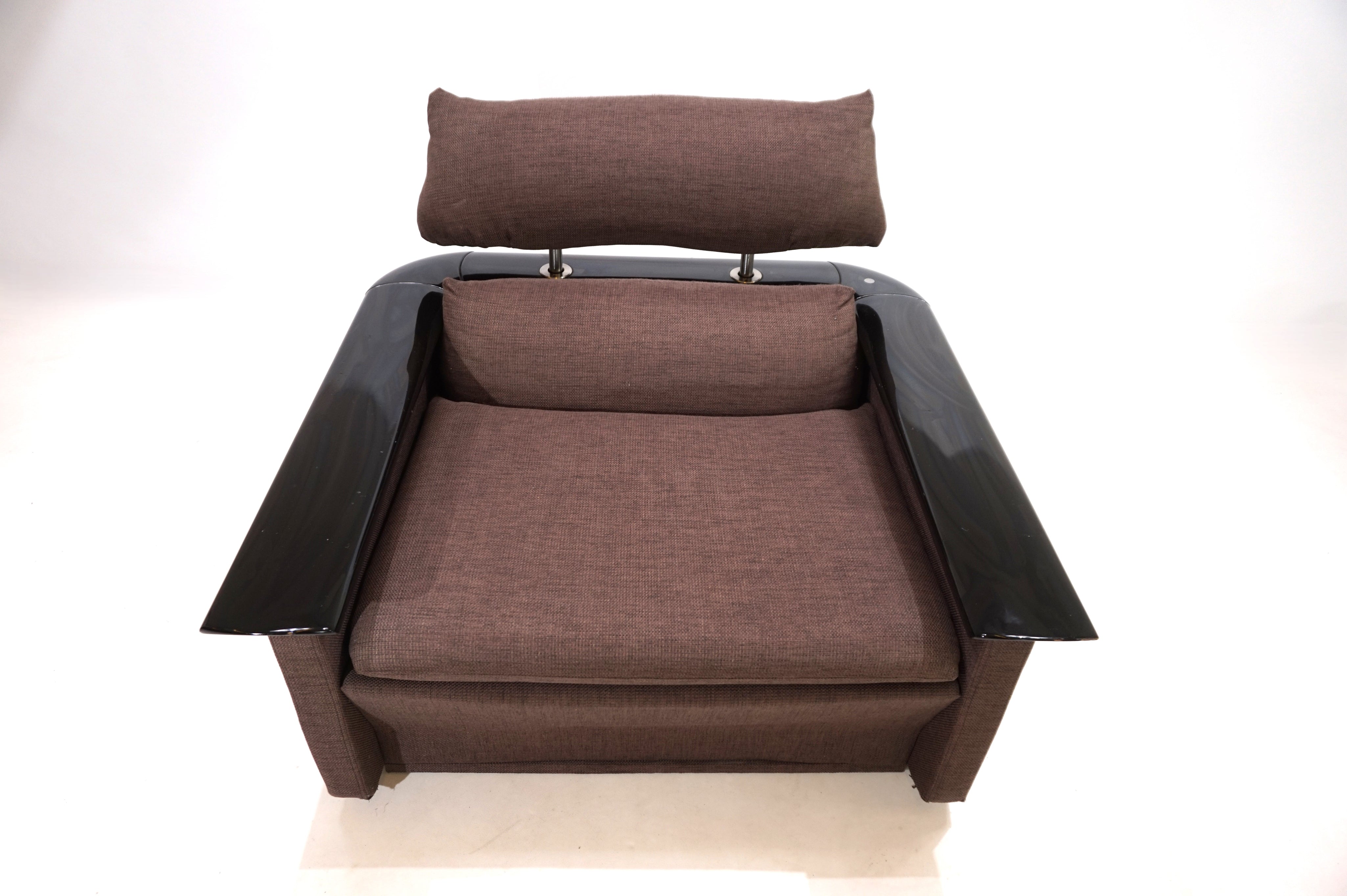 Tecno_lounge_chair_with_piano_lacquer_frame