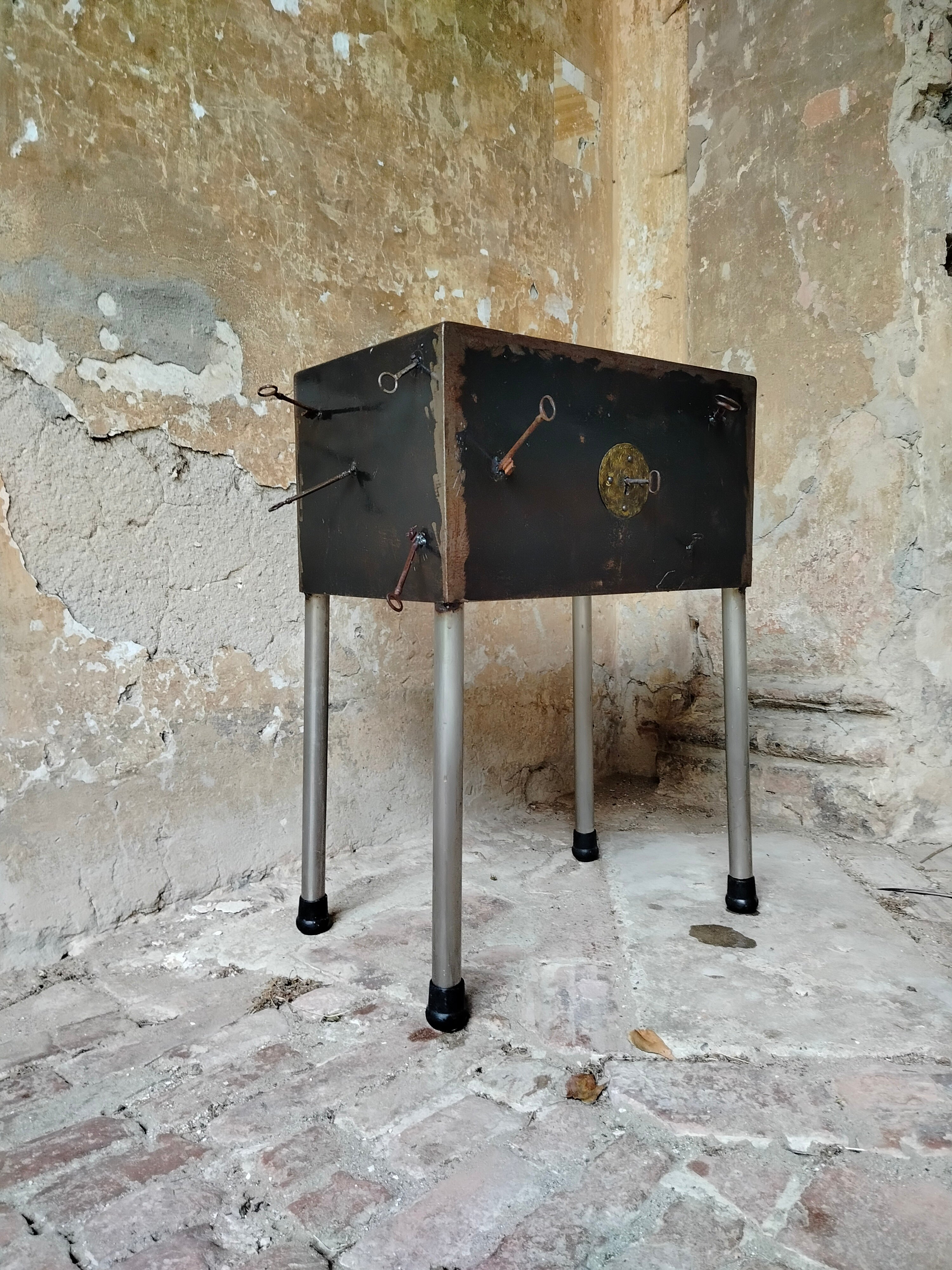 The_right_key_Side_Table