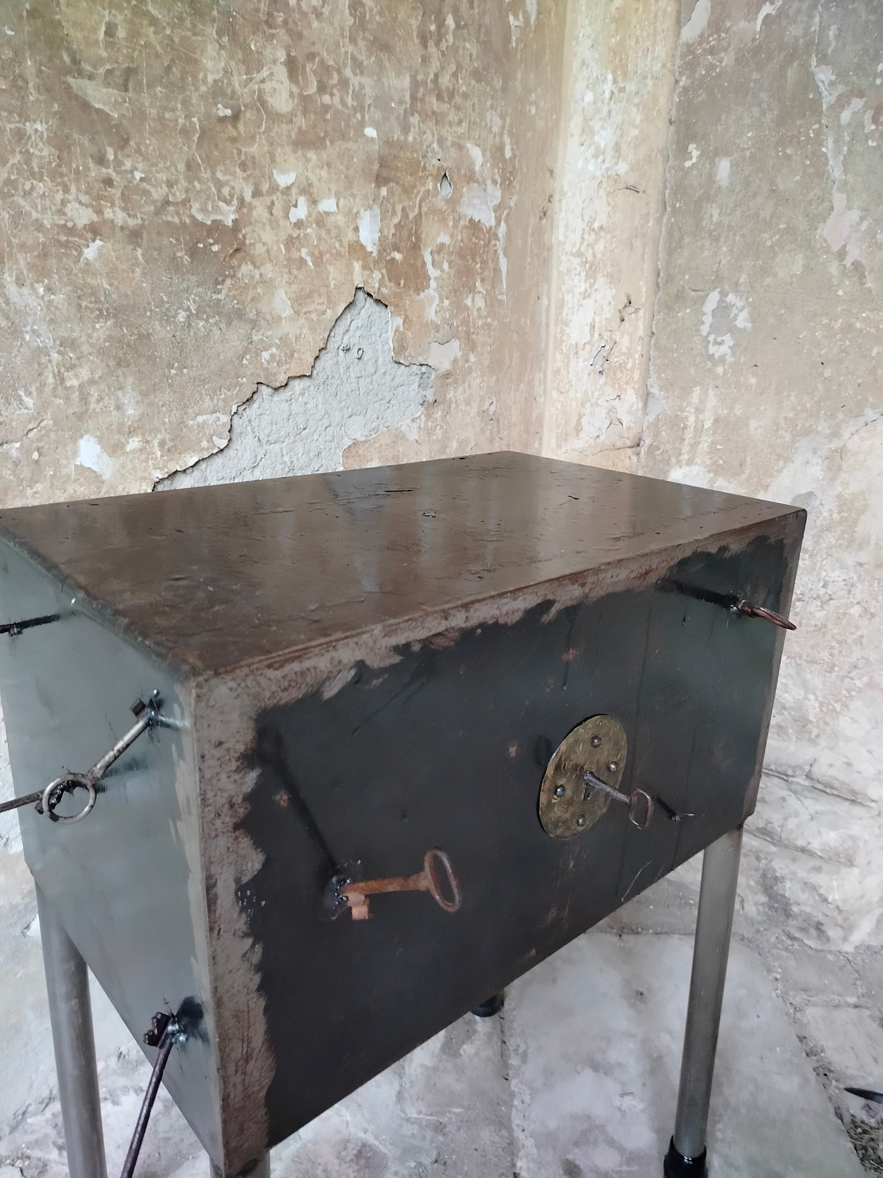 The_right_key_Side_Table