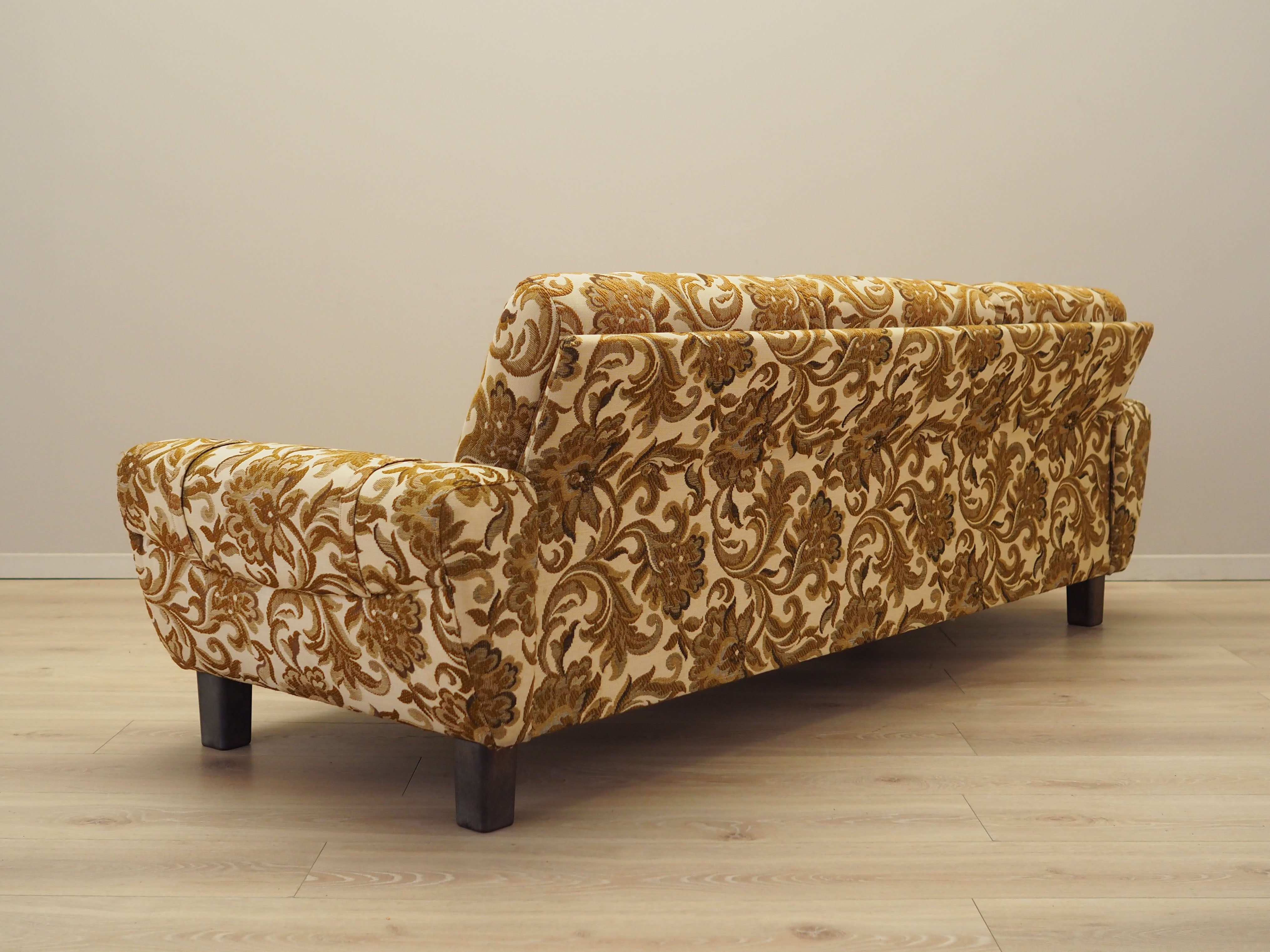 Three-seater_sofa_Danish_design_1960s_production_Denmark