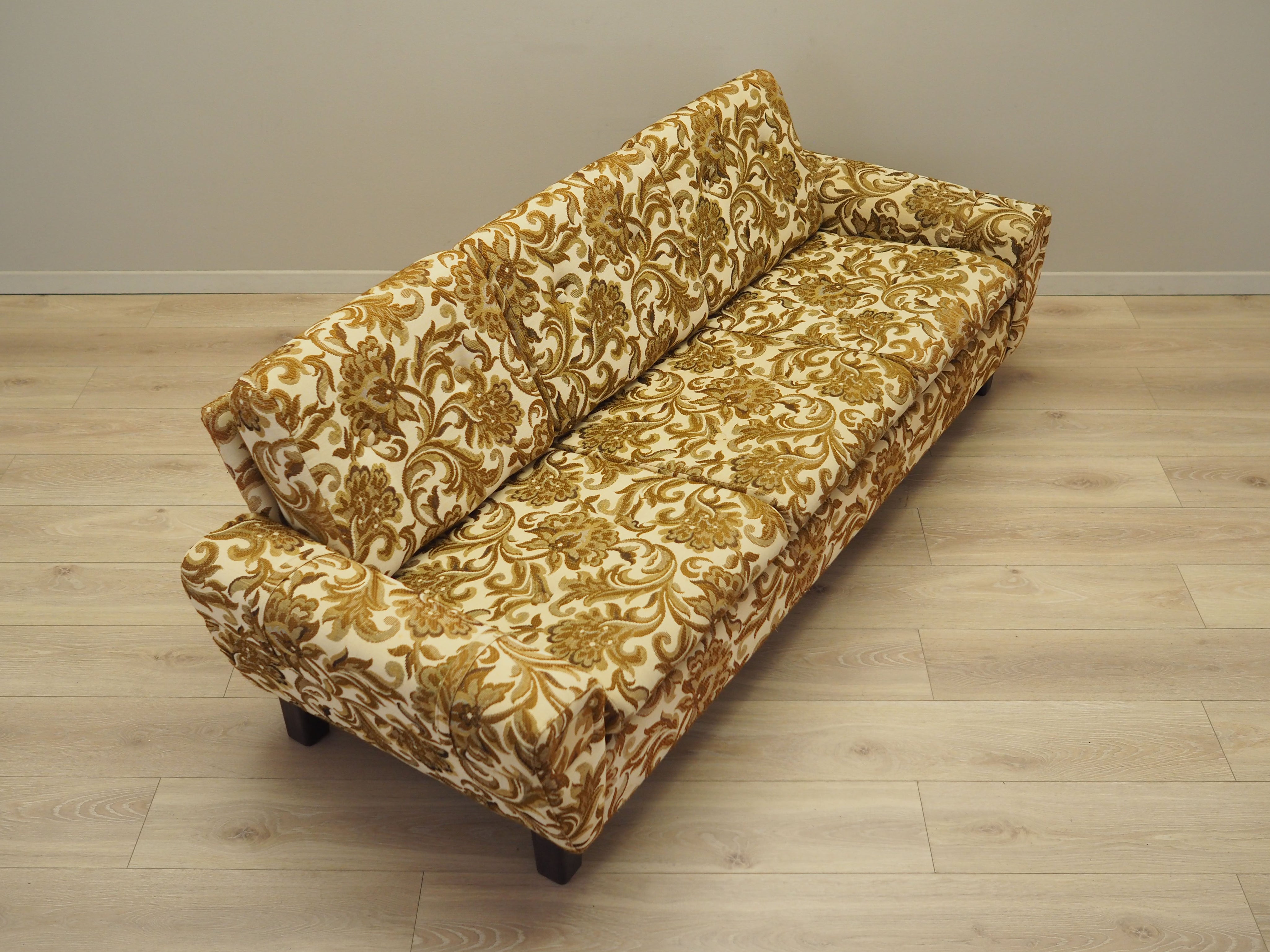 Three-seater_sofa_Danish_design_1960s_production_Denmark