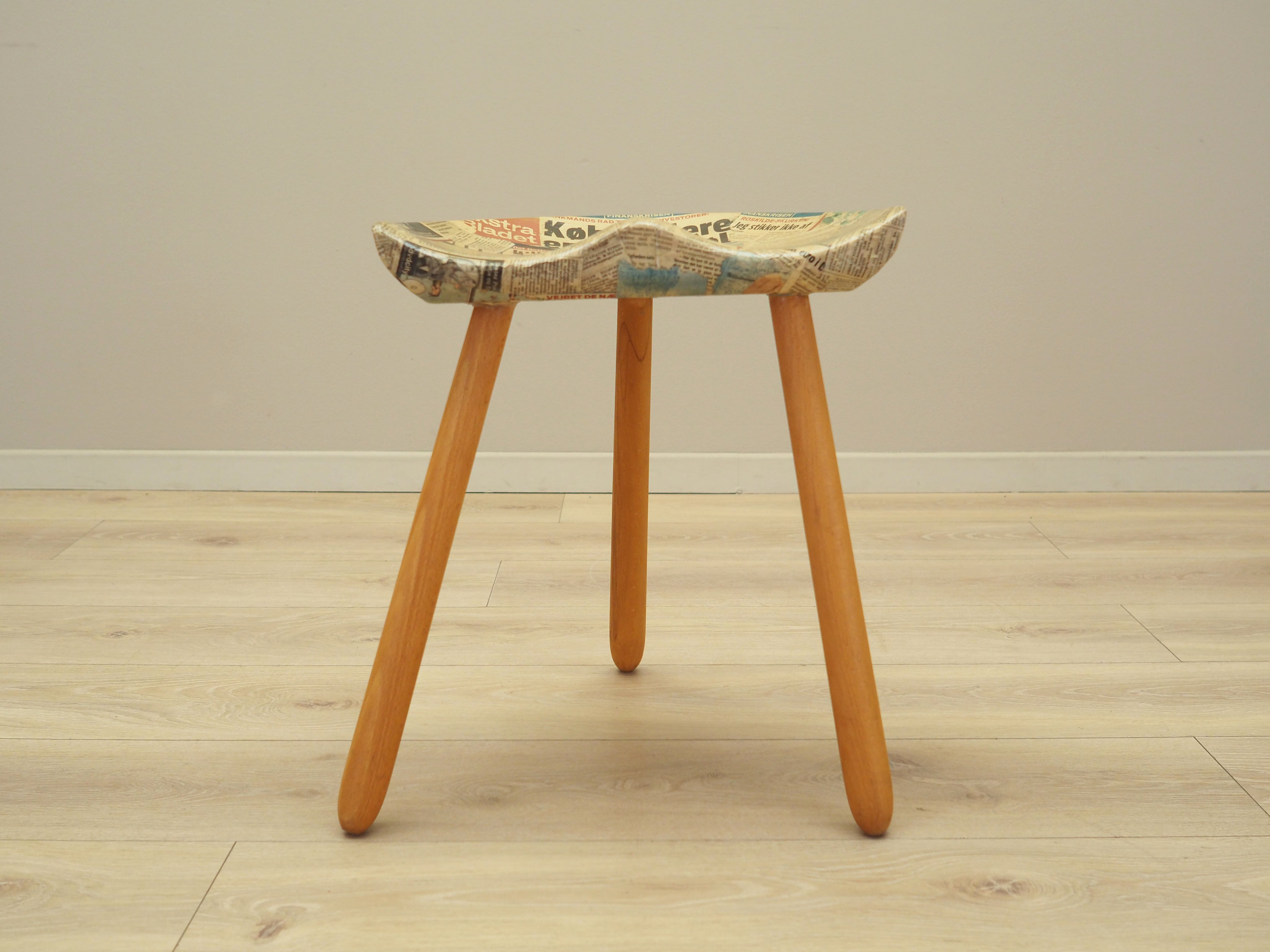 Tripod_stool_Danish_design_1950s_designer_Arne_Hovmand