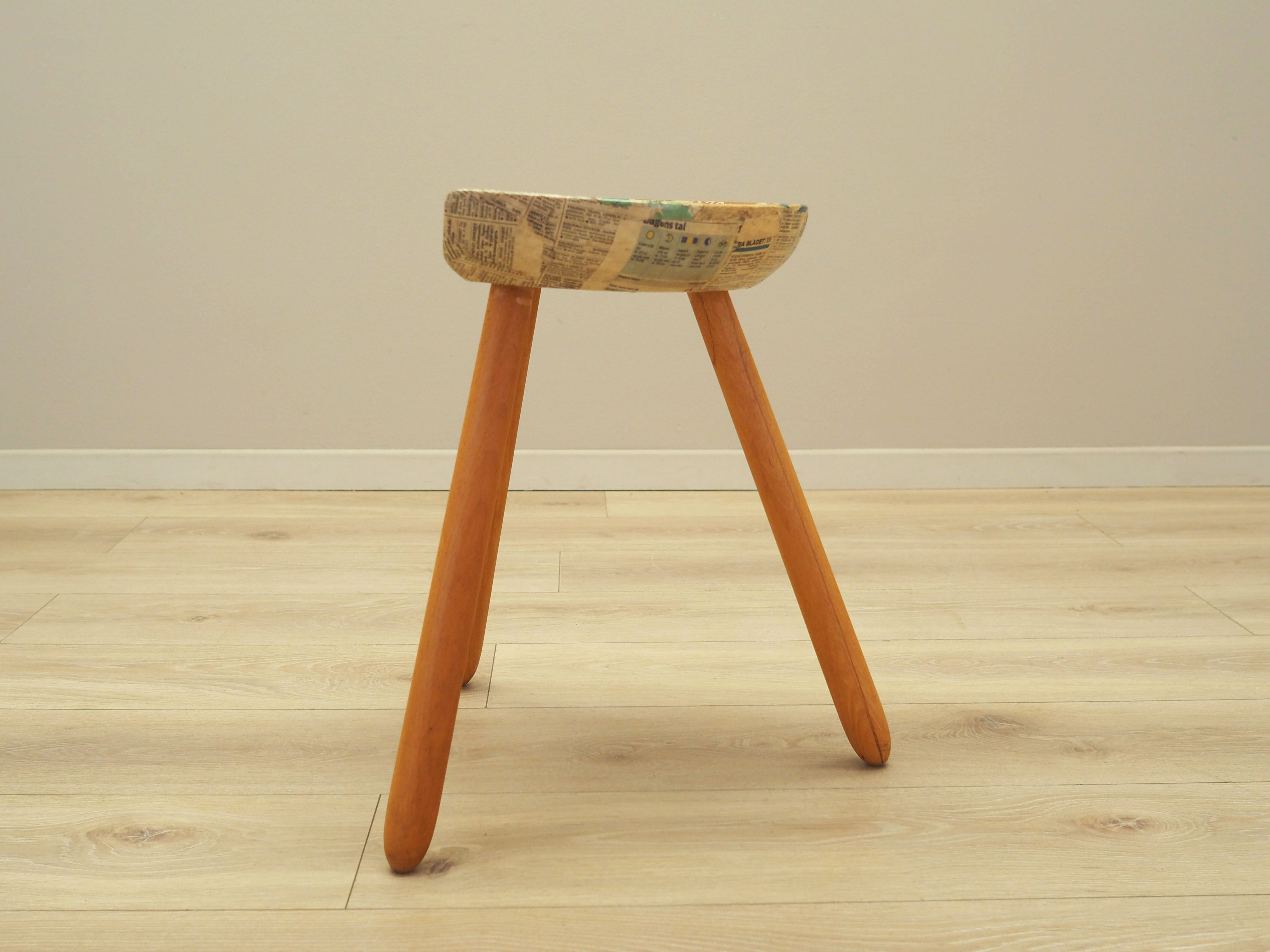 Tripod_stool_Danish_design_1950s_designer_Arne_Hovmand