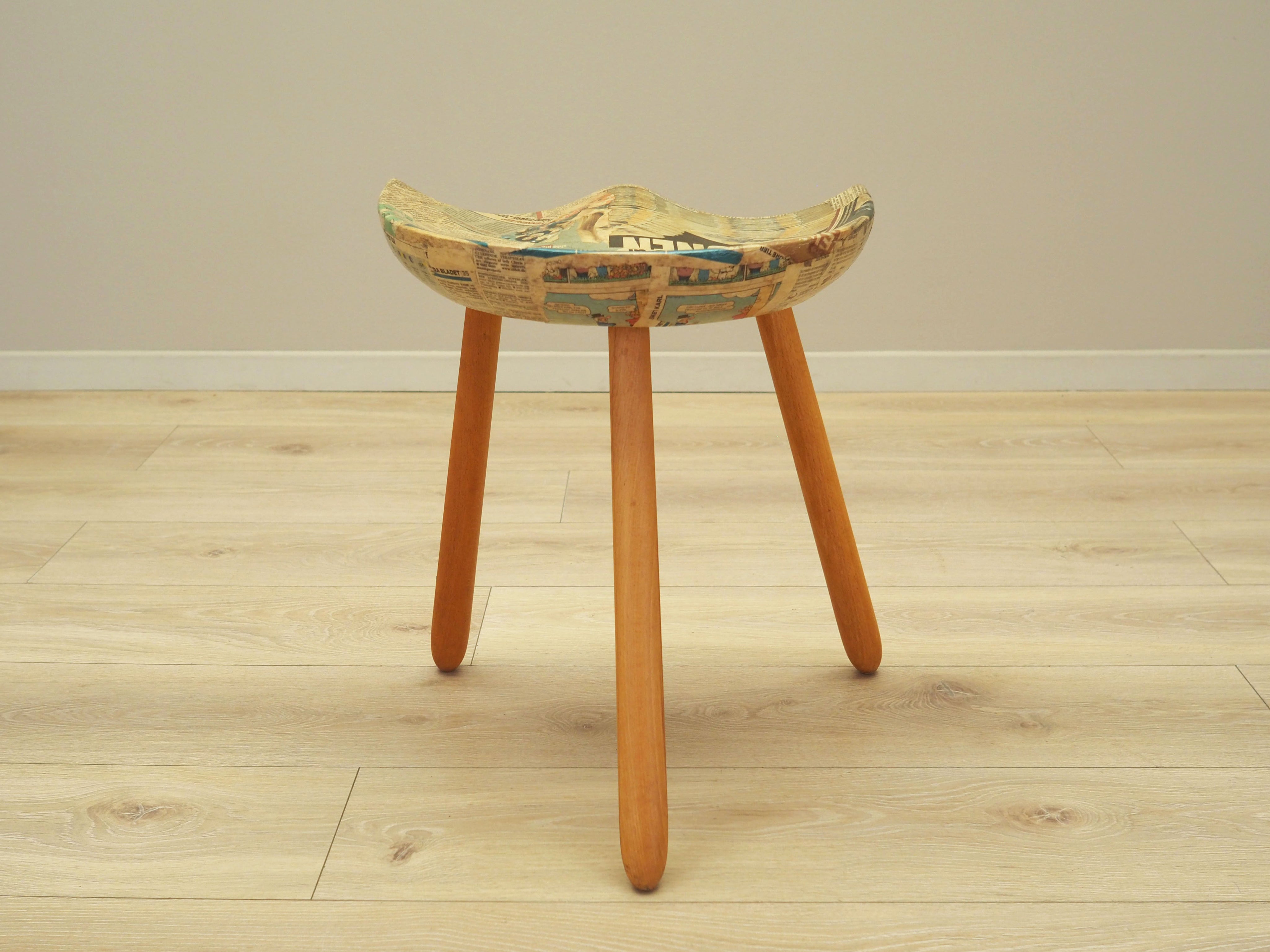 Tripod_stool_Danish_design_1950s_designer_Arne_Hovmand
