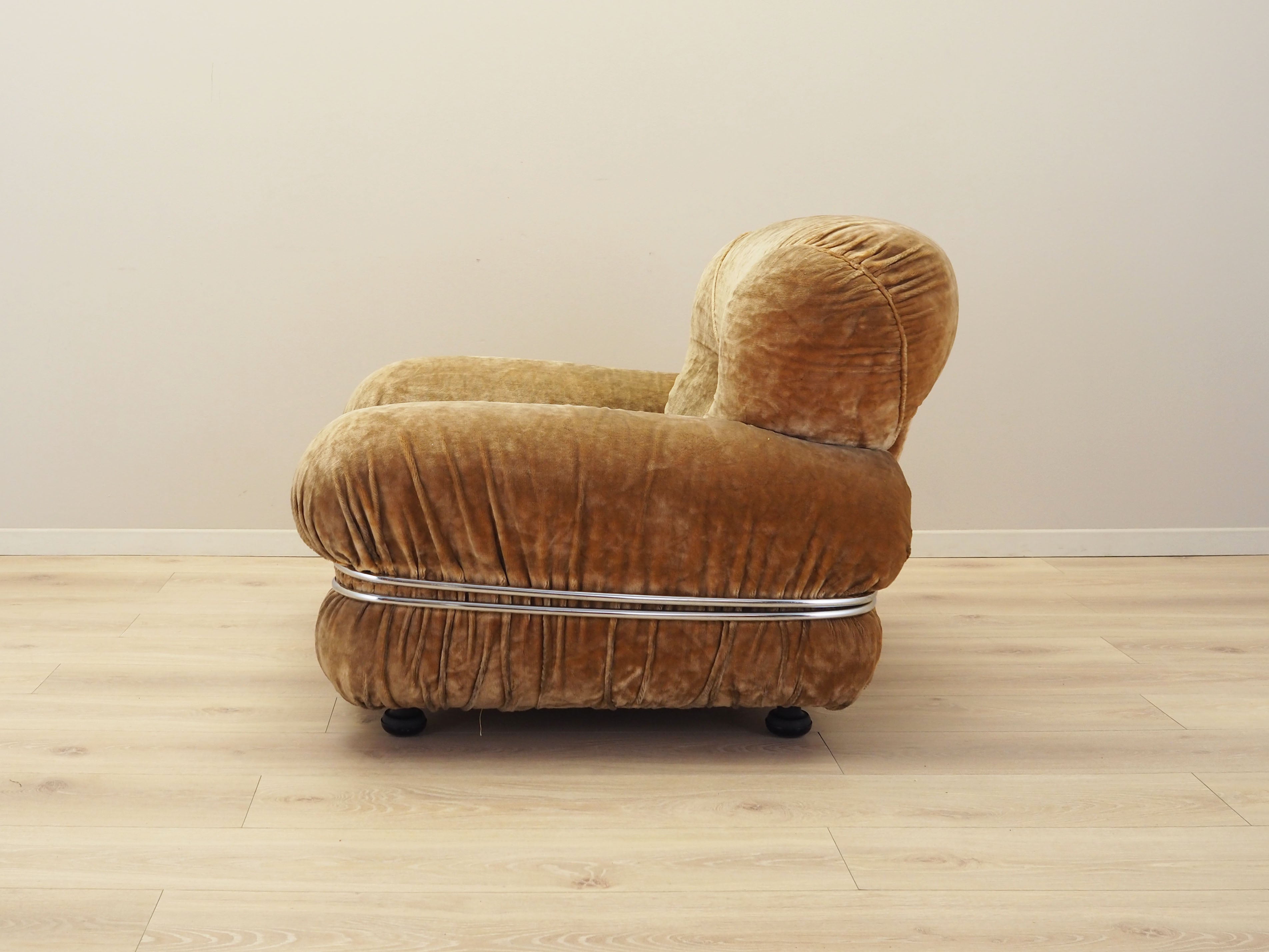 Velour_armchair_Italian_design_1970s_production_Italy