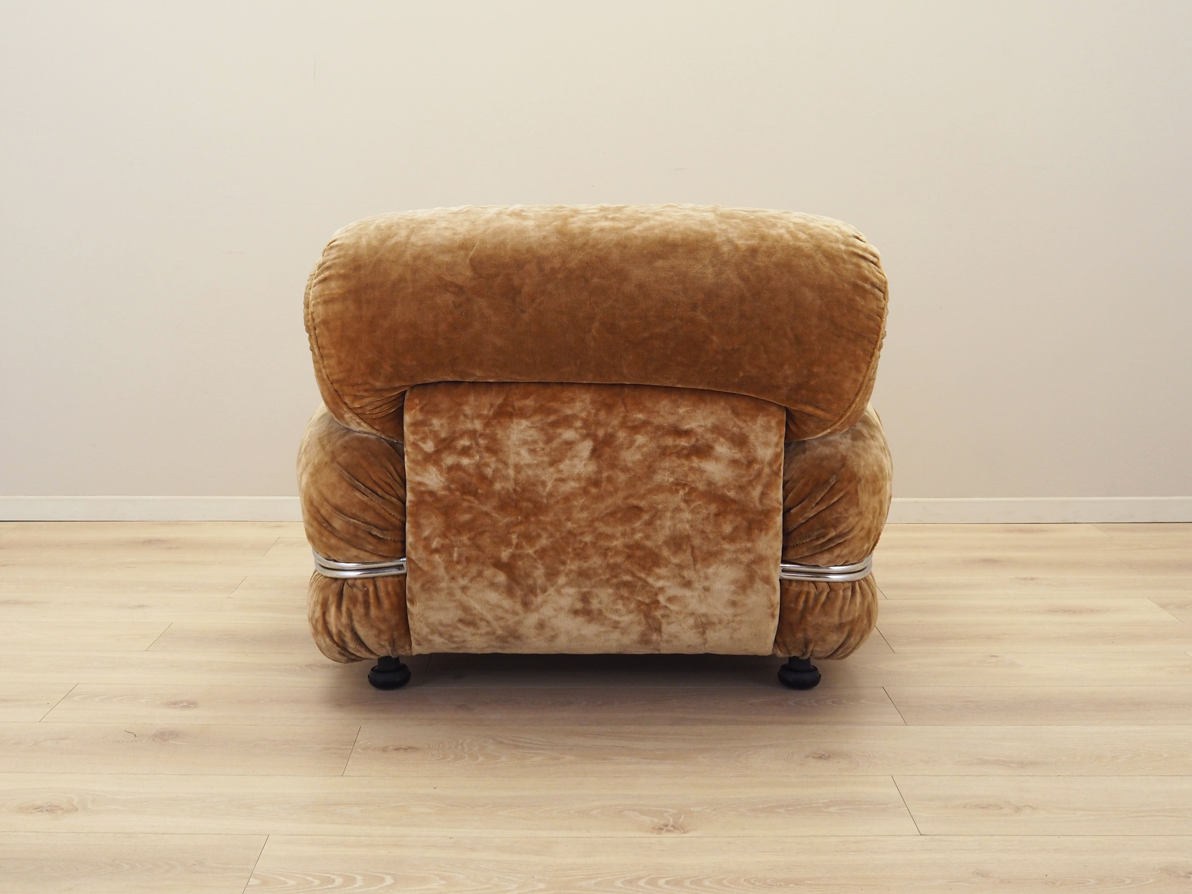 Velour_armchair_Italian_design_1970s_production_Italy