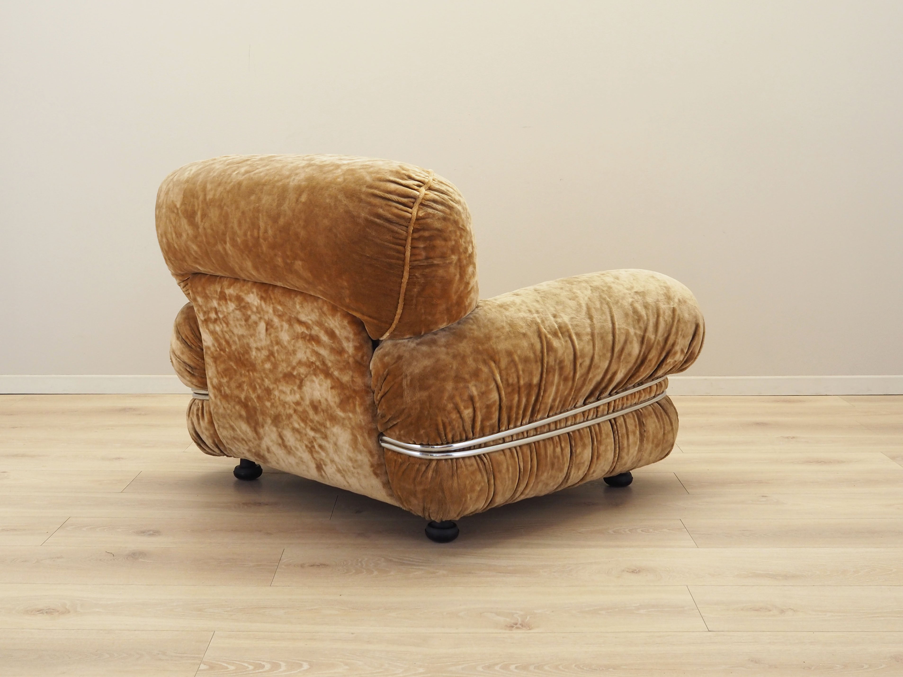 Velour_armchair_Italian_design_1970s_production_Italy