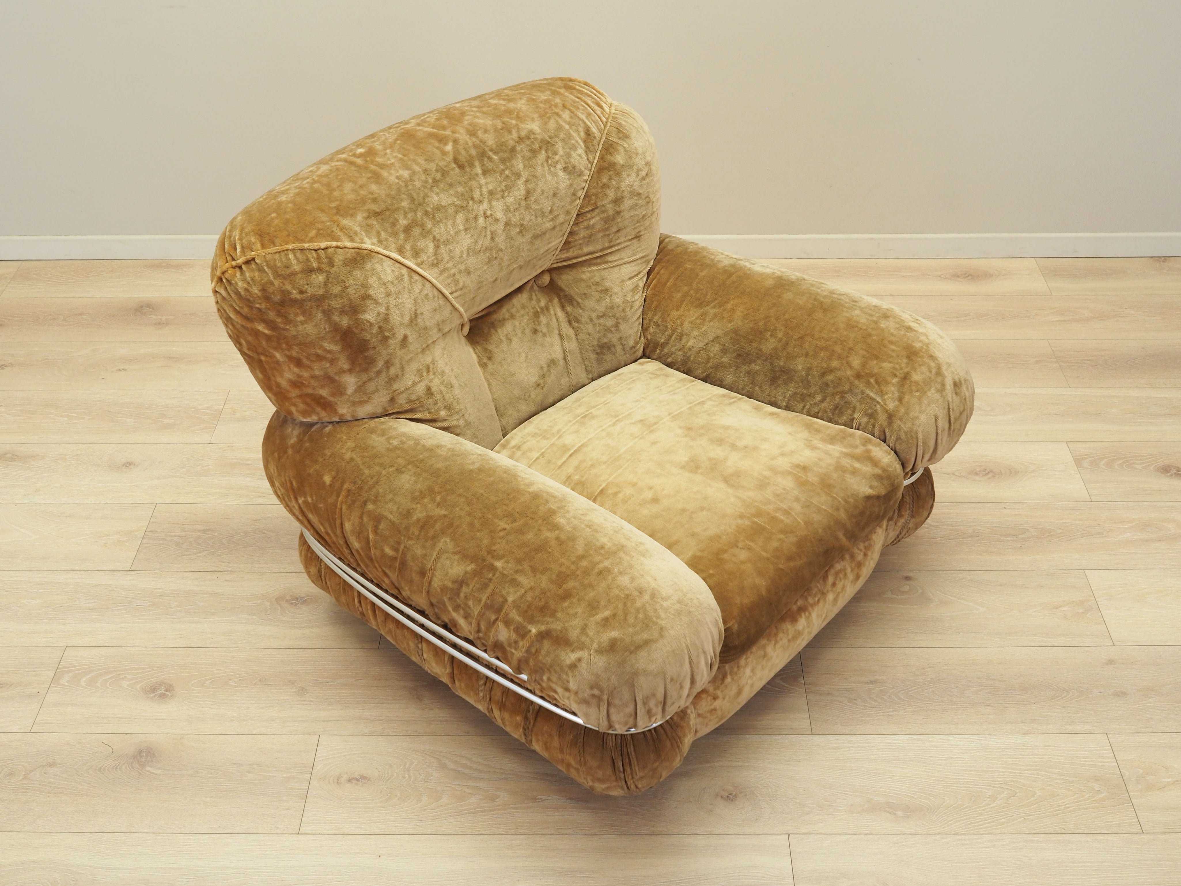 Velour_armchair_Italian_design_1970s_production_Italy