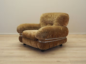 Velour_armchair_in_Italian_design_1970s_production_Italy