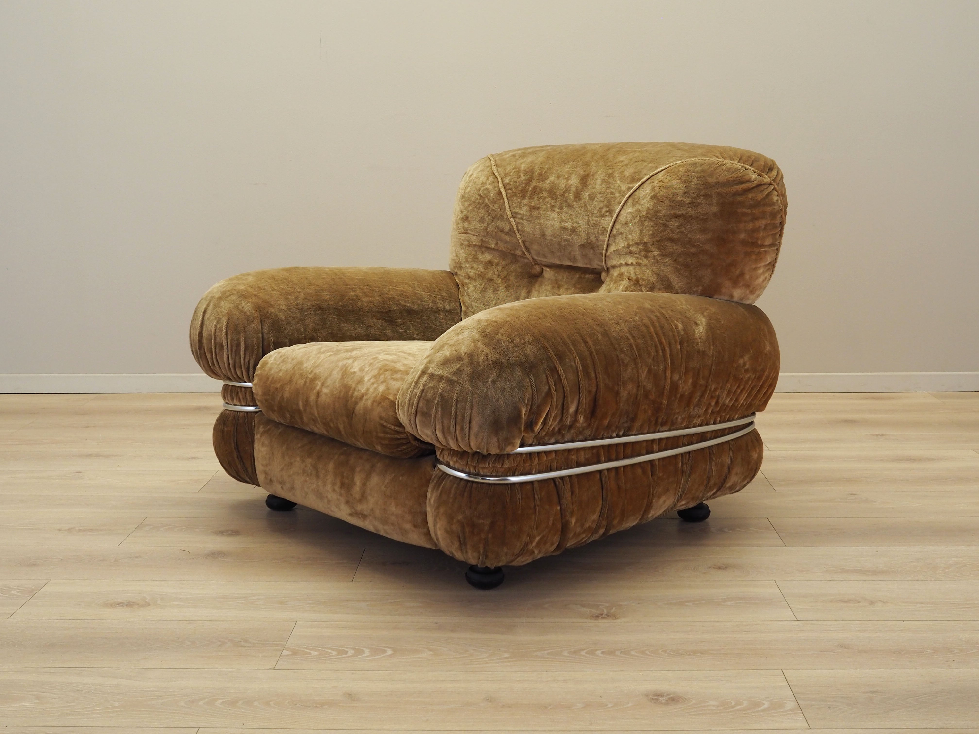 Velour_armchair_in_Italian_design_1970s_production_Italy