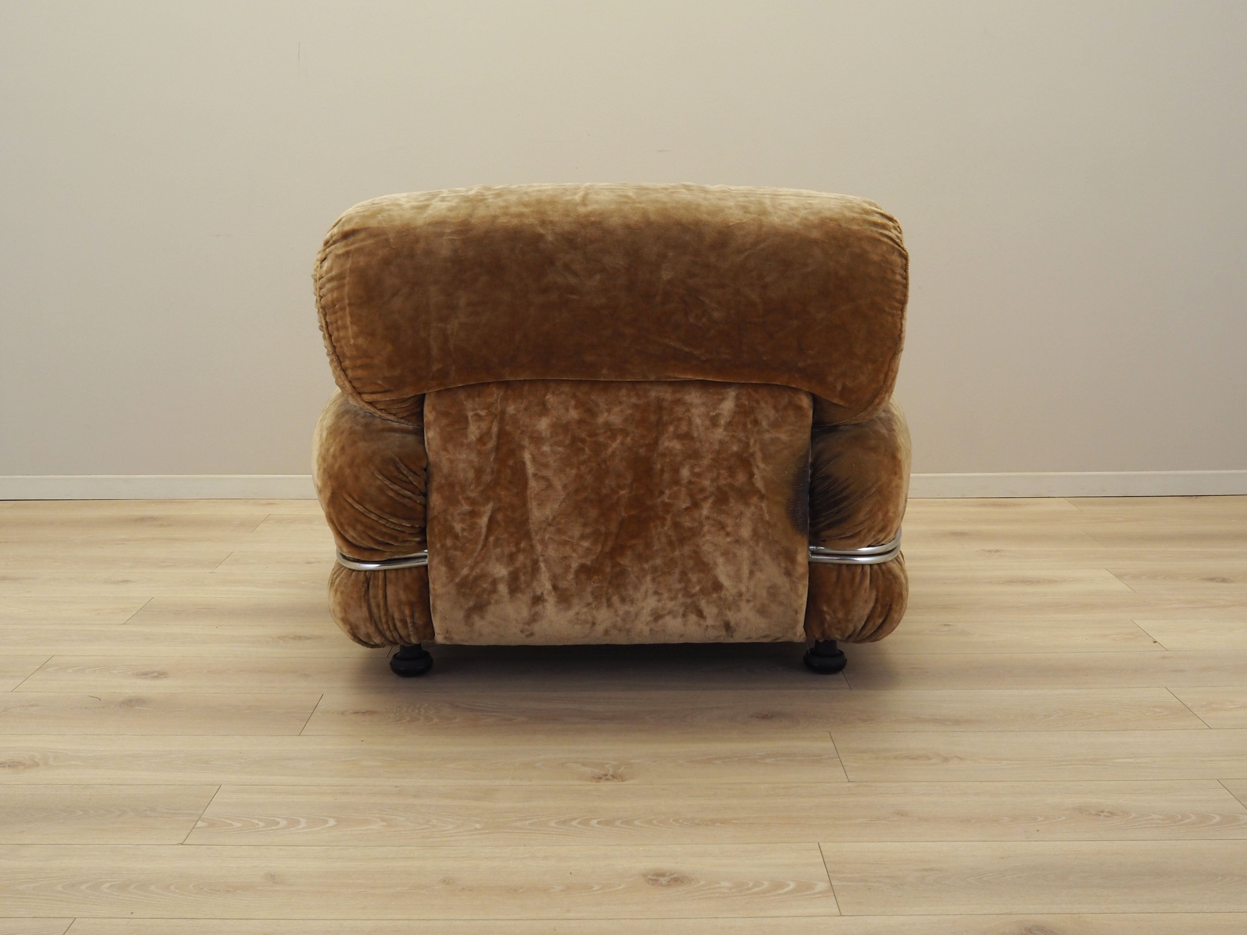 Velour_armchair_in_Italian_design_1970s_production_Italy