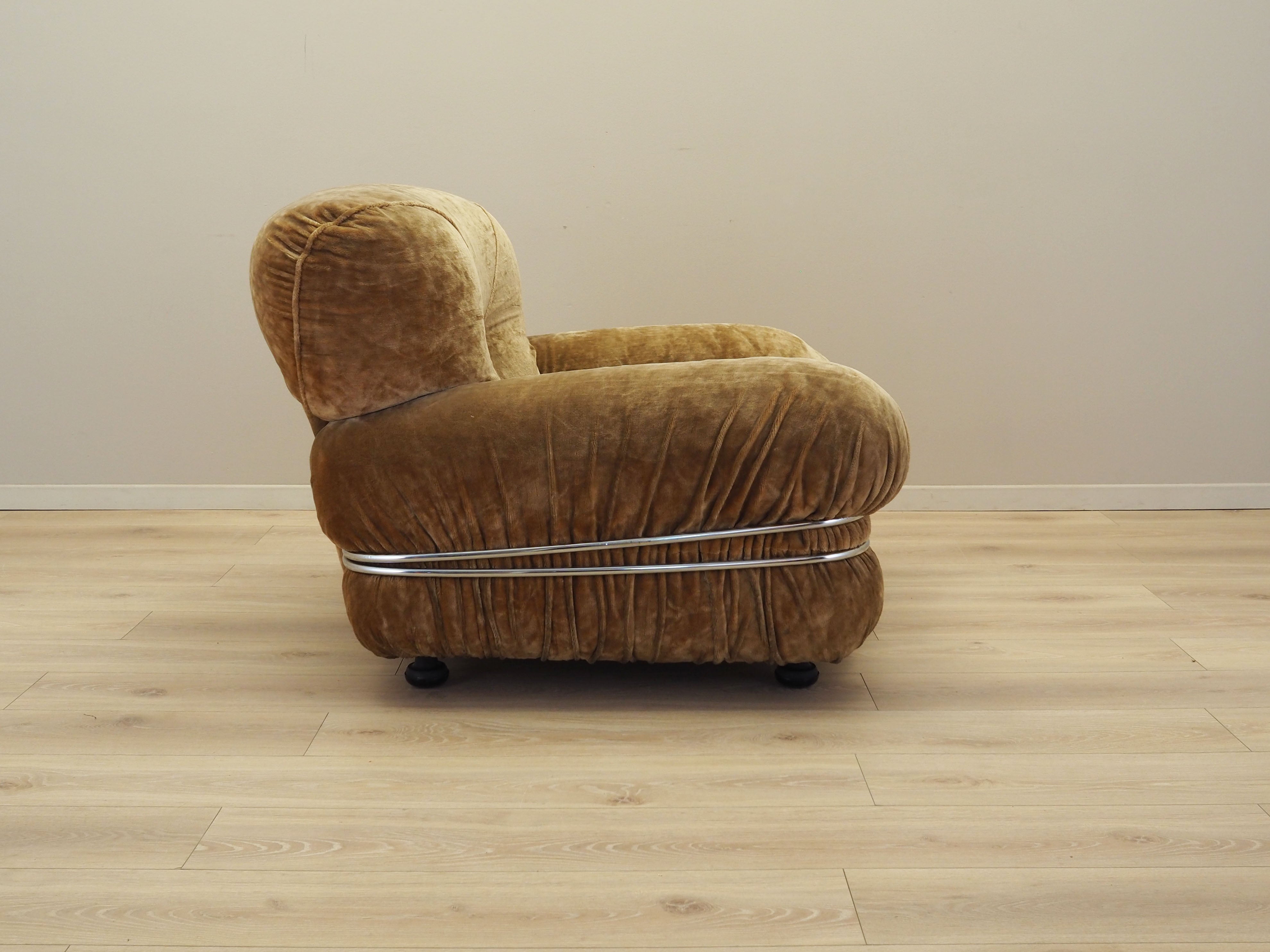 Velour_armchair_in_Italian_design_1970s_production_Italy