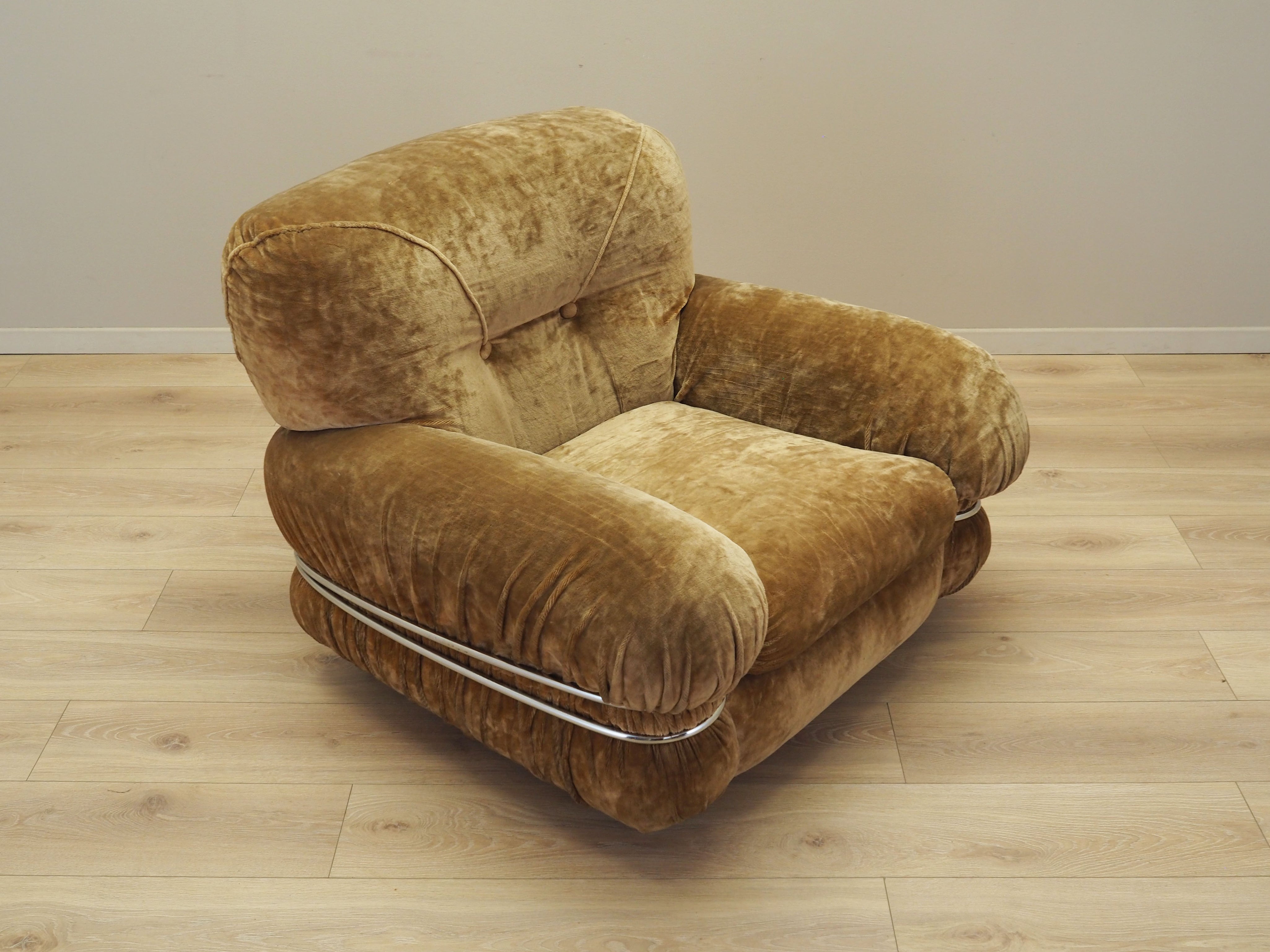 Velour_armchair_in_Italian_design_1970s_production_Italy