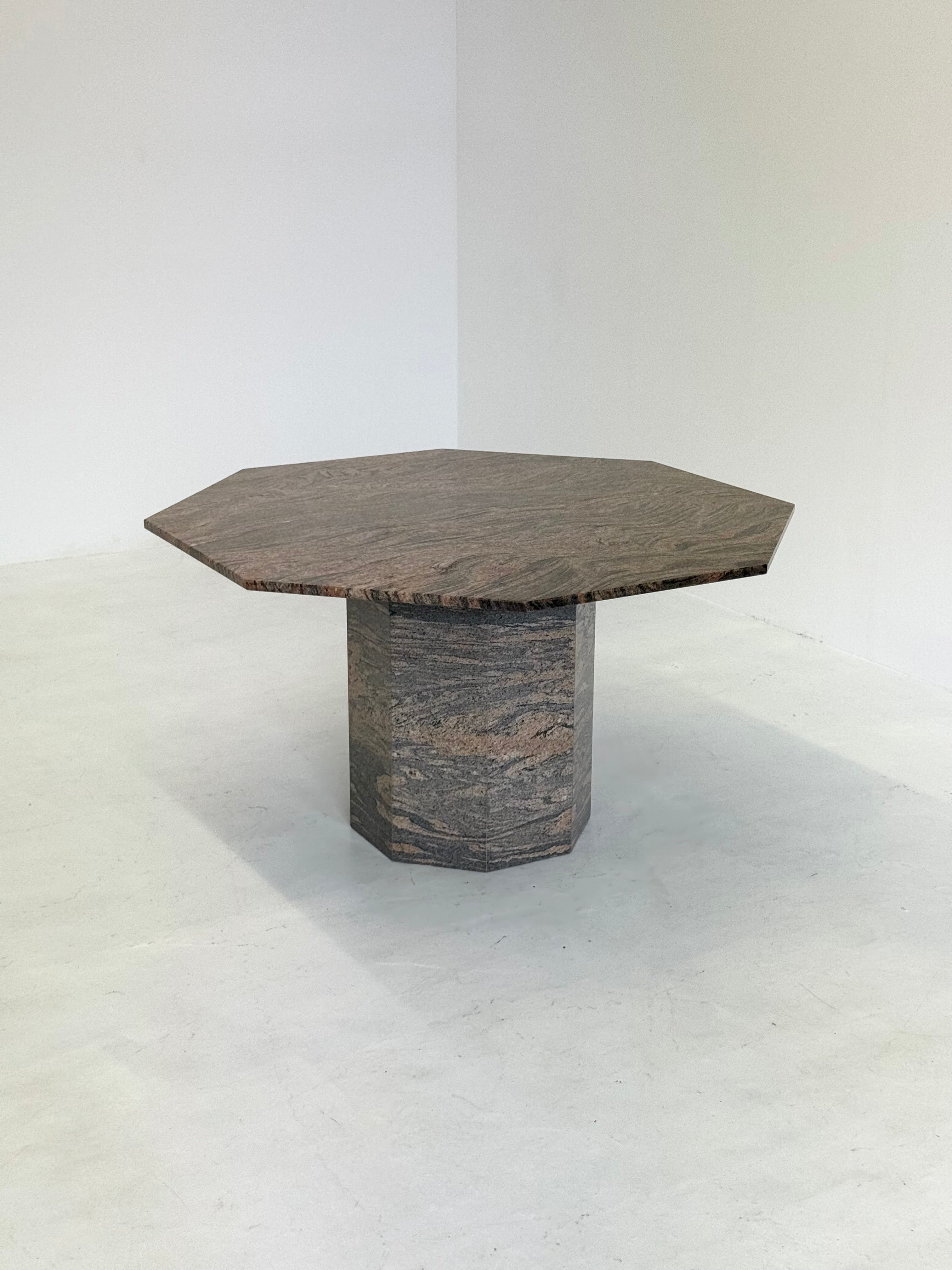 Vintage_octagonal_dining_table_in_granite_/_natural_stone
