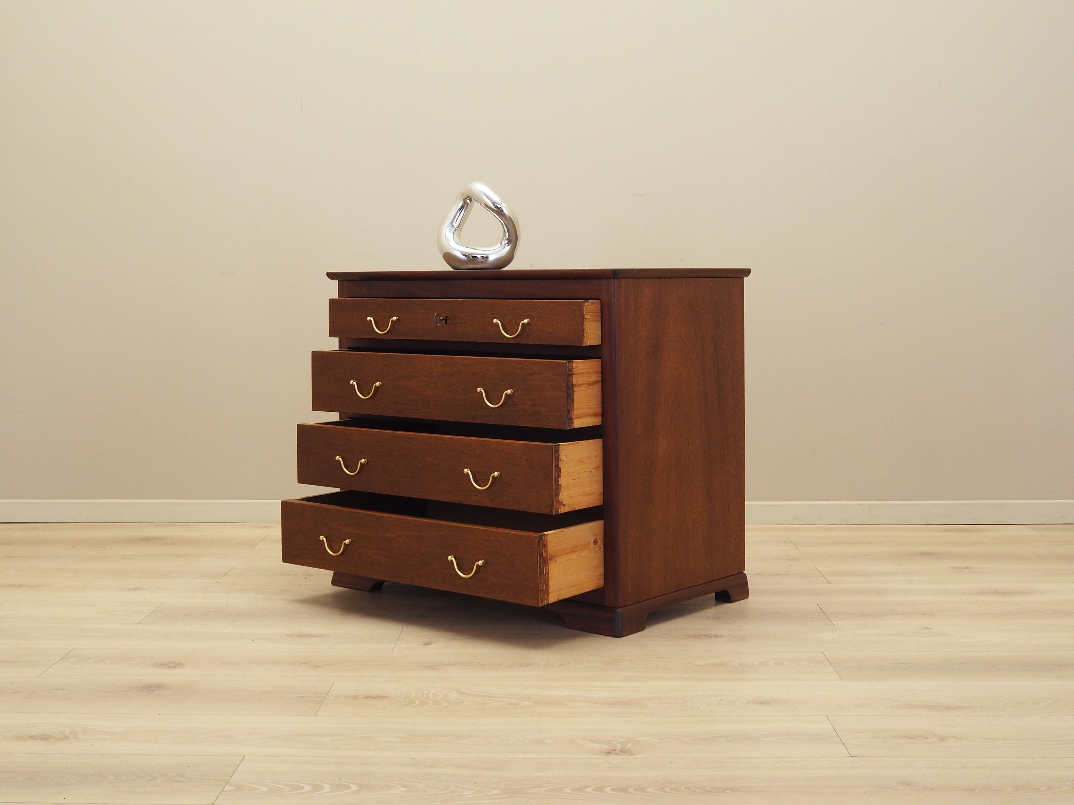 Walnut_chest_of_drawers_Danish_design_1960s_production_Denmark