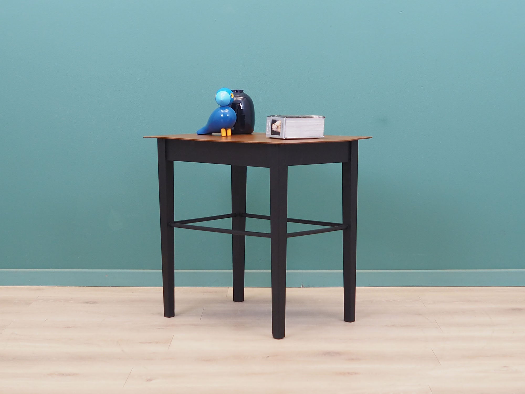 Walnut_coffee_table_Danish_design_1970s_production_Denmark